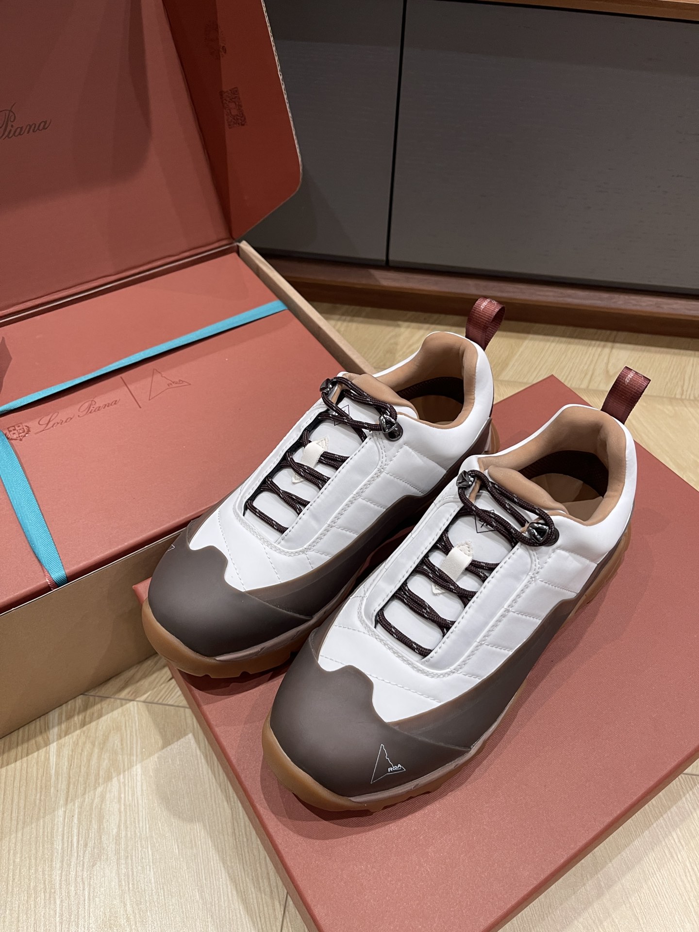 NO:563154,Loro Piana ss25 new arrival from Dongguan~ Loro Piana | lnto The Wild series sports shoes Lp. Noyouya ~ New products for autumn and winter mountaineering sports shoes. Purchase genuine 1:1 to create [top quality original from Dongguan factory] The new lnto the wild capsule series launched by Loro Piana this season perfectly integrates technological functions, excellent performance and innovative design. It is specially designed and paid tribute to mountaineering and outdoor enthusiasts and adventurers!  Whether you are hiking or traveling through the mountains and forests, the loro piana lnto the wild capsule series provides you with the best comfort and protection!  The upper is made of original 1:1 customized suede and extremely flexible technical fabrics // Impeccable details and workmanship. Ultimate top quality assurance. Original molded A-grade wear-resistant rubber anti-slip sole. Size female code 35-40 male code 39-44, casual shoes/sports shoes, loro piana, loro piana, sneakers, chamois leather19860909莞产 loro piana ss25 new arrival～ Loro Piana | lnto The Wild 系列运动鞋 Lp.诺悠雅 ～秋冬登山运动鞋新品 购入正品1:1打造【东莞大厂原单顶级品质】 Loro Piana这季推出的全新lnto the wild胶囊系列 将科技机能卓越性能和创新设计完美的融合在一起 专为登山户外爱好者冒险家们设计与致敬的单品！ 无论是徒步还是穿越山林loro piana lnto the wild胶囊系列都为您提供了最好的舒适与保护作用！ 鞋面采用原版1:1定制麂皮与柔韧性极强的科技面料结合//细节做工无可挑剔 极致顶级的品质保证 原版开模A级耐磨的橡胶防滑鞋底 Size女码35-40 男码39-44,休闲鞋/运动鞋,loro piana,loro piana,sneakers,chamois leather,Women's Shoes