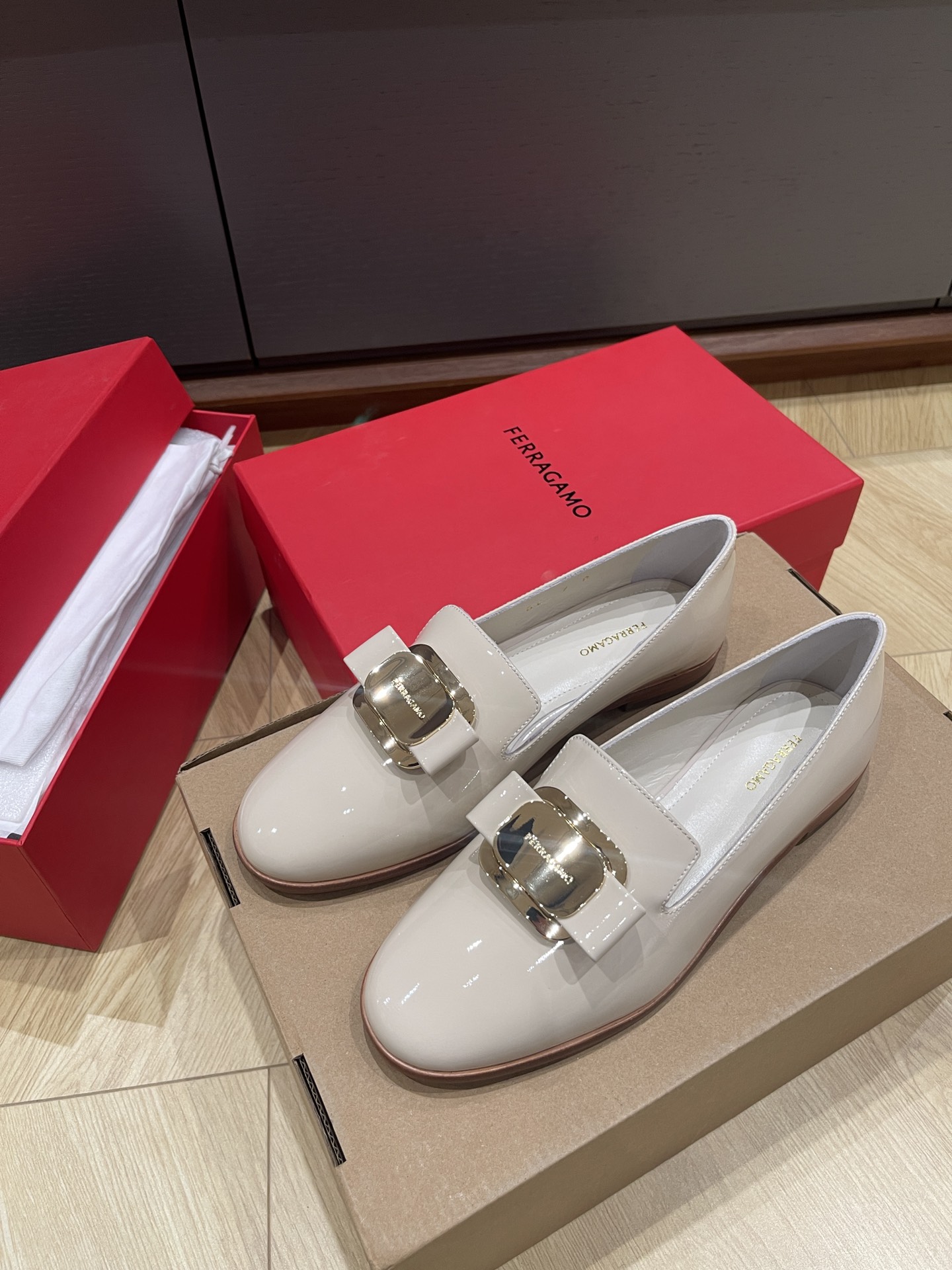 NO:237275,Ferra* Fila Flat Leather Shoes // Genuine Leather Sole // Size35/36/37/38/39/ Order 40 No Return and Exchange, Single Shoes, Ferragamo19860909顶莞产Ferra*菲拉平底小皮鞋//真皮底// Size35/36/37/38/39/订40不退换,单鞋,ferragamo,Women's Shoes