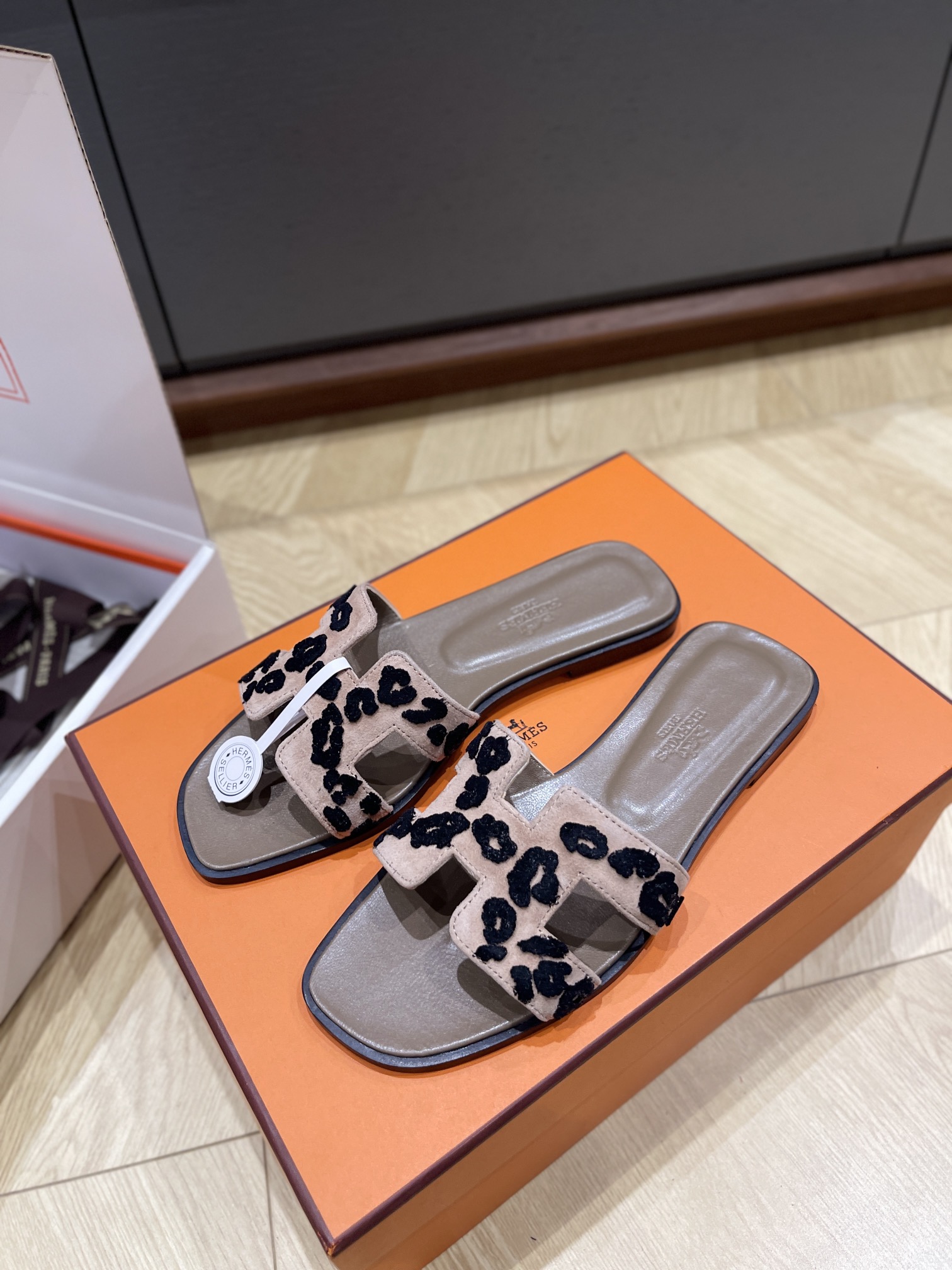 NO:385679,#Leopard print toothbrush embroidery# Hermes Classic H slippers 25 Spring and Summer Series Classic and versatile H slippers, 2025 Spring and Summer has released many new colors, integrating rhinestones, rivets, palm prints, graffiti, embroidery and other details to make the simple H slippers rejuvenate!  Add more matching possibilities!  Calfskin upper, sheepskin lining and footrest, imported cowhide sole from Italy!  size 35-42, slippers, hermes, slippers, cowhide, sheepskin19860909#豹纹牙刷绣# Hermes 经典H 拖鞋 25春夏系列 经典百搭的h拖鞋,2025春夏出了很多新配色呢 融入水钻、铆钉、掌纹、 涂鸦、 刺绣等细节,让简约的H拖鞋 焕发新意！增加更多配搭可能性！ 小牛皮鞋面,羊皮内里以及垫脚,意大利进口牛皮底！ size 35-42,拖鞋,hermes,slippers,cowhide,sheepskin,Women's Shoes