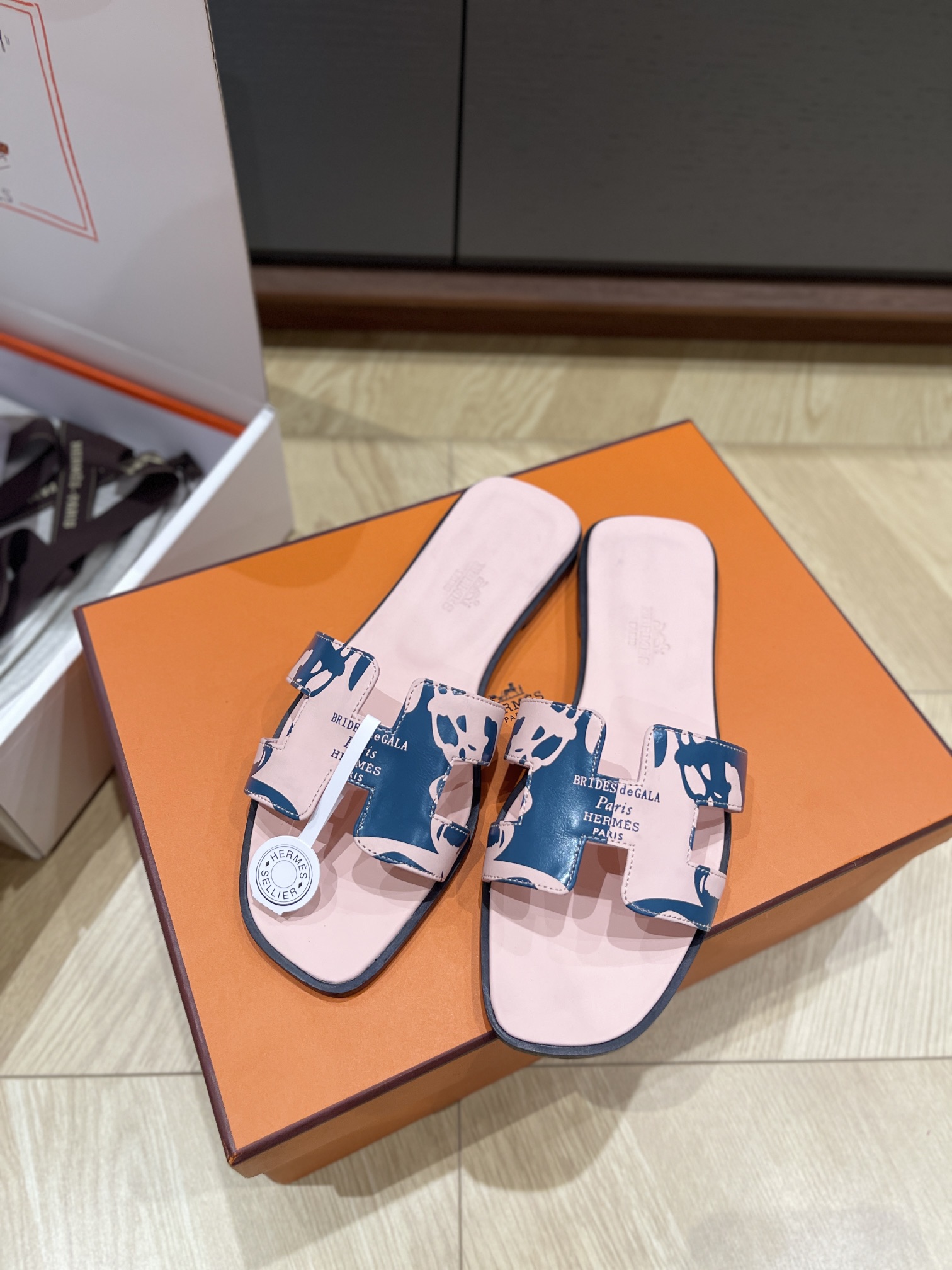 NO:385706,#Leather Printing Craft# Hermes Classic H Slippers 25 Spring and Summer Series Classic and versatile H Slippers, 2025 Spring and Summer has released many new colors, integrating rhinestones, rivets, palm prints, graffiti, embroidery and other details to make the simple H Slippers look new!  Add more matching possibilities!  Calfskin upper, sheepskin lining and footrest, imported cowhide sole from Italy!  size 35-42, slippers, hermes, slippers, cowhide, sheepskin19860909#皮面印刷工艺# Hermes 经典H 拖鞋 25春夏系列 经典百搭的h拖鞋,2025春夏出了很多新配色呢 融入水钻、铆钉、掌纹、 涂鸦、 刺绣等细节,让简约的H拖鞋 焕发新意！增加更多配搭可能性！ 小牛皮鞋面,羊皮内里以及垫脚,意大利进口牛皮底！ size 35-42,拖鞋,hermes,slippers,cowhide,sheepskin,Women's Shoes