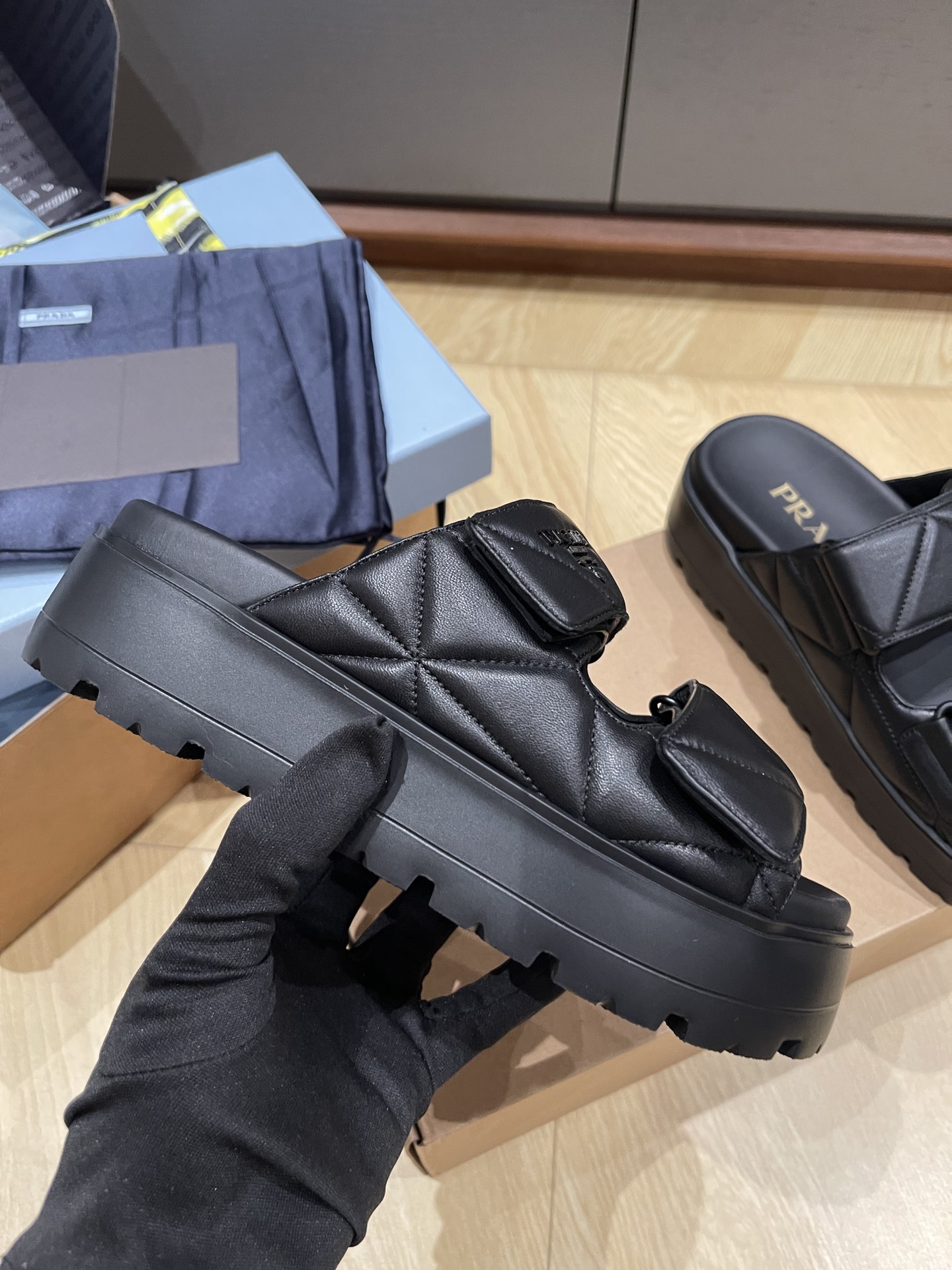 Черные кожаные сандалии на липучке с декором Prada