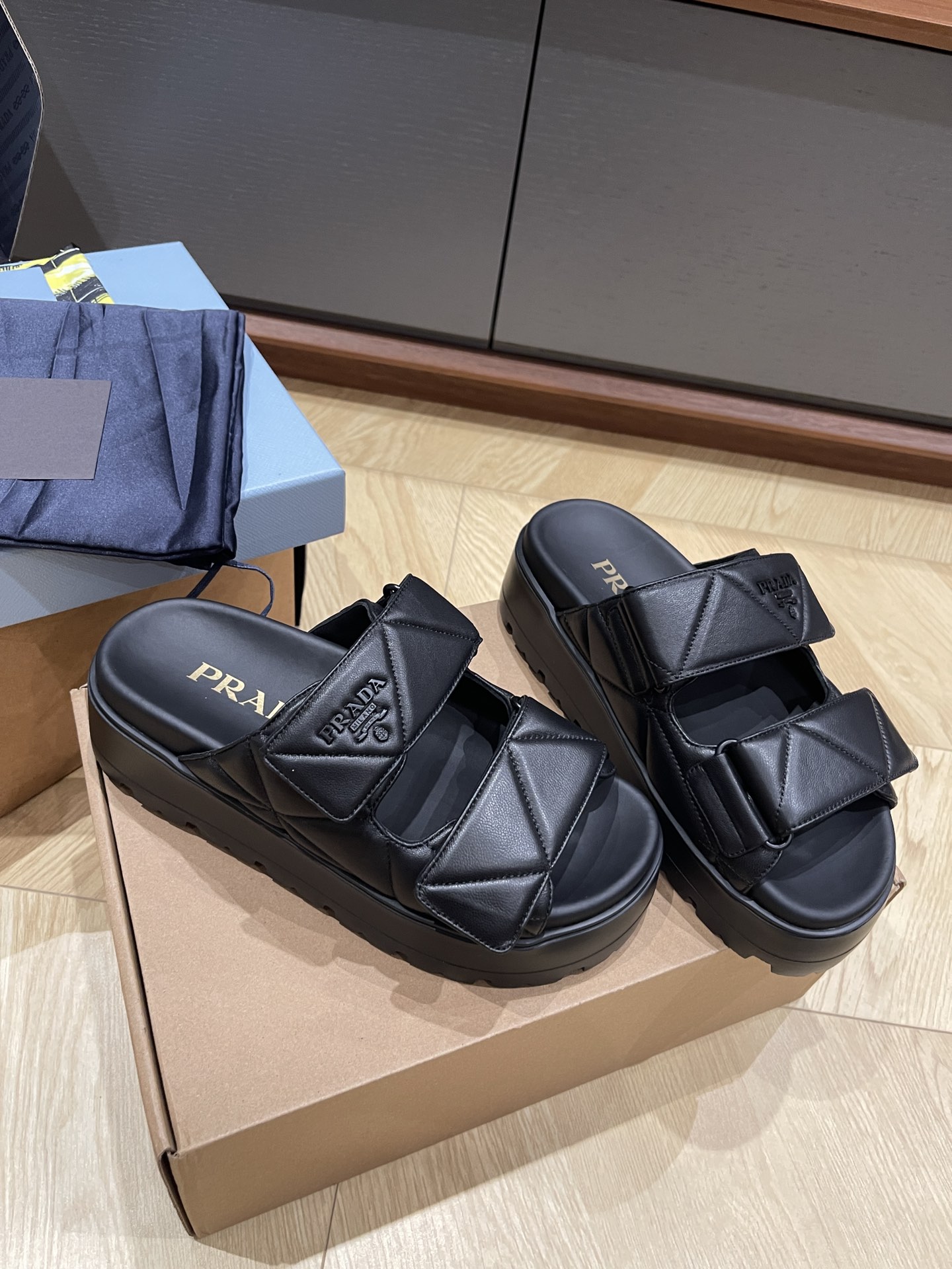 Черные кожаные сандалии на липучке с декором Prada