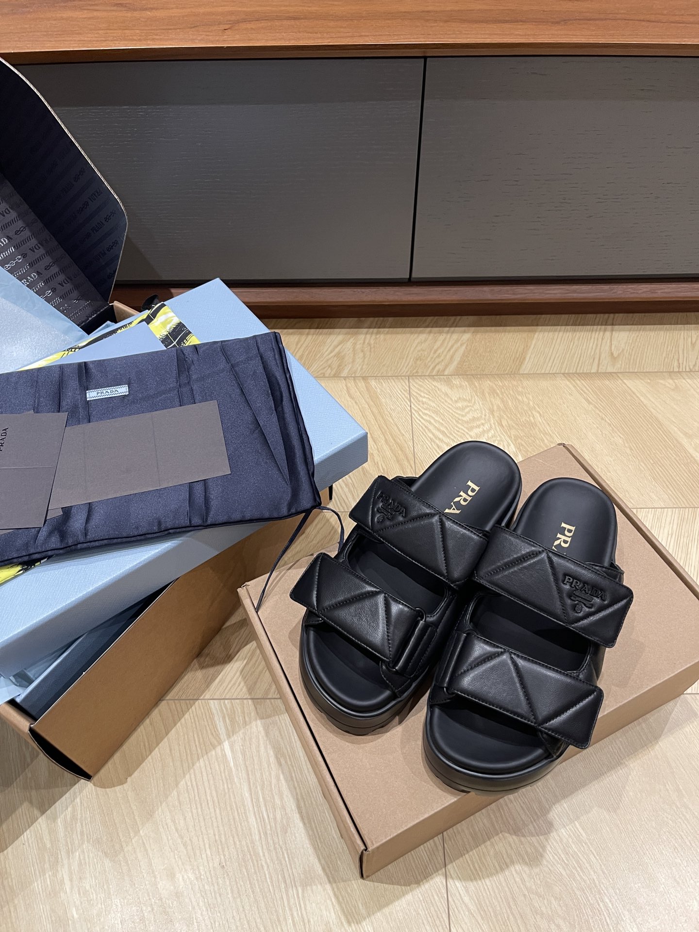 Черные кожаные сандалии на липучке с декором Prada