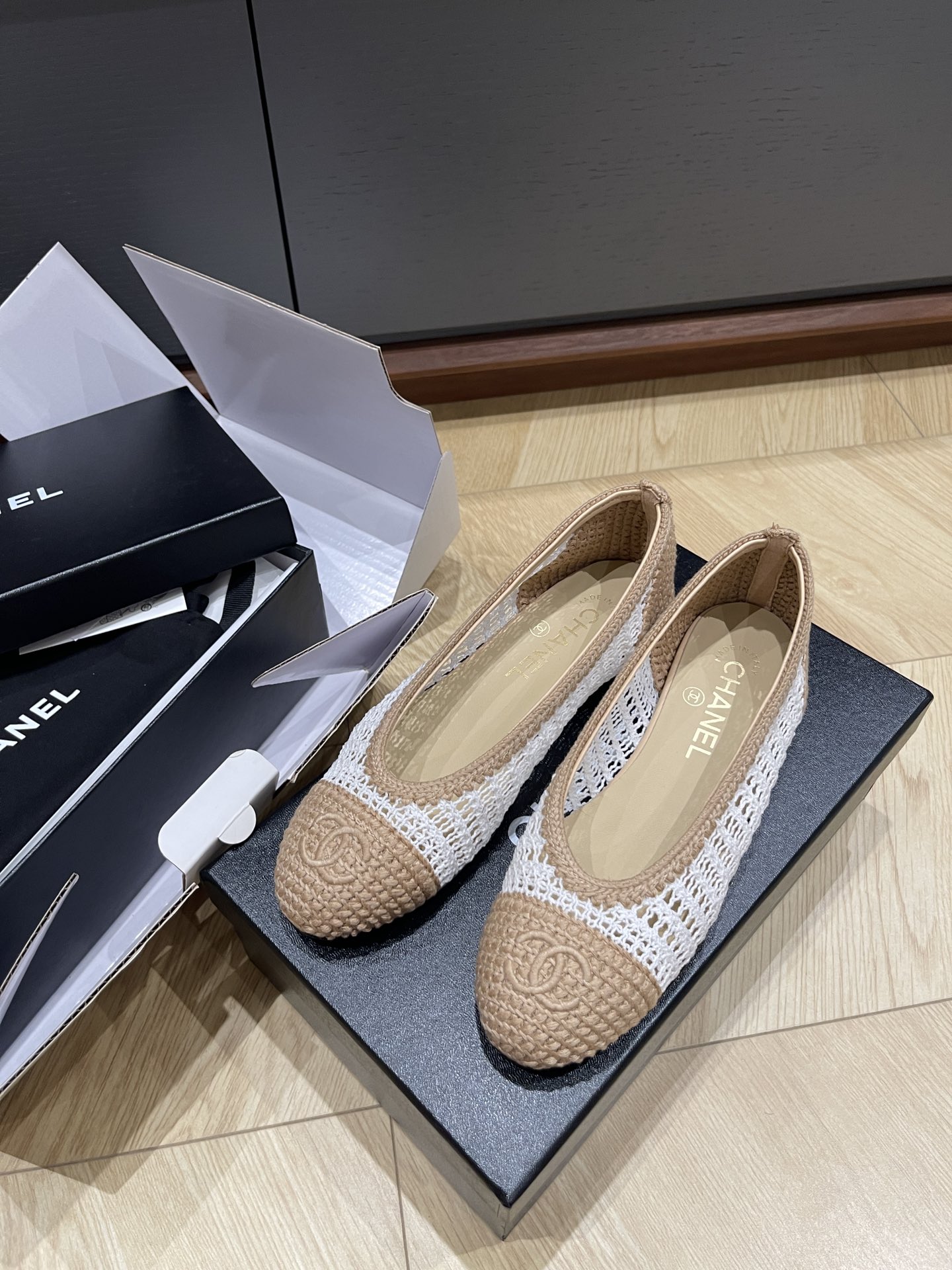 NO:404555,Top quality chanel classic slingback upgrade version The latest upgrade version, the counter model has been adjusted in the upper lines and subtle areas. However, all classic models are usually a process of continuous optimization!  This time we are referring to the new version of 2025 that we have repeatedly confirmed with the cabinet sister, high heel slingback apricot color 36/1!  Top version; latest details!  You can buy the version group and compare it slowly, which is very different from the old version!  It is recommended not to take any upgrades if you have not upgraded. Use the upgrade to the counter to upgrade the new version!  size 35-41, ballet shoes, chanel19860909顶级品质 chanel 经典slingback 升级版本 最新升级版本,专柜款在鞋面线条以及细微处有调整的,但凡经典款一般都确实是不断在优化的一个过程！ 咱这次是参照的是跟柜姐再三确认的2025新版本,高跟slingback 杏色36/1！ 顶级版版；最新细节！可以买版群慢慢比对,跟老版本很多区别的！ 没升级的建议不要拿了,拿升级对专柜升级新版本的哦！ size 35-41,芭蕾舞鞋,chanel,Women's Shoes