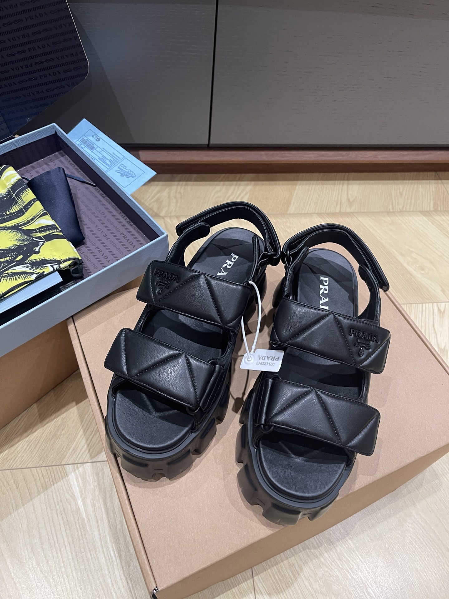 Женские черные сандалии на платформе с магнитной застежкой Prada