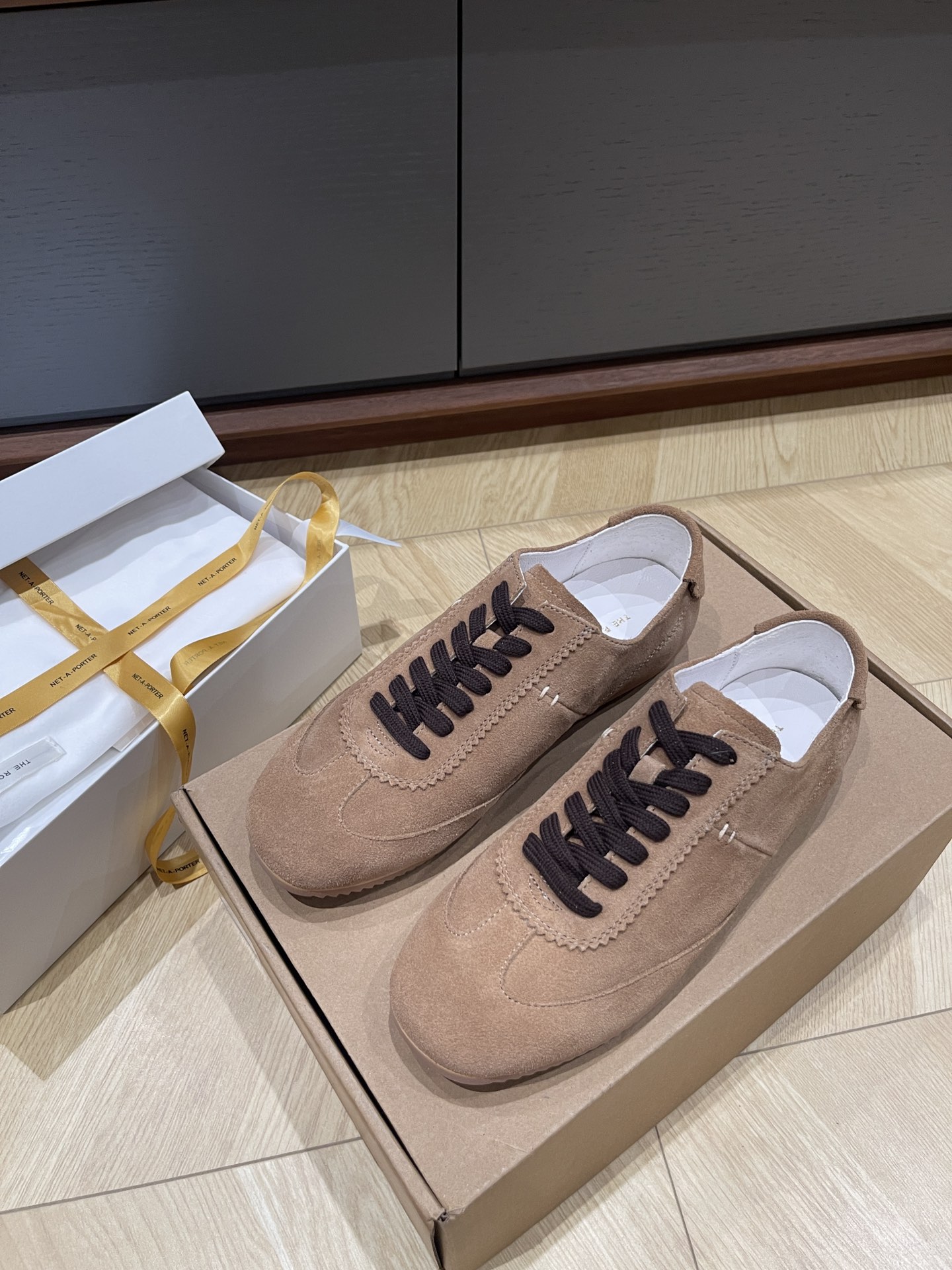 NO:669978,The row suede new moral training shoes produced in Dingguan // size 35/36/37/38/39/order 40 non-refundable, casual shoes/sports shoes, sneakers, chamois leather19860909顶莞产the row麂皮新款德训鞋// size35/36/37/38/39/订40不退换,休闲鞋/运动鞋,sneakers,chamois leather,Women's Shoes