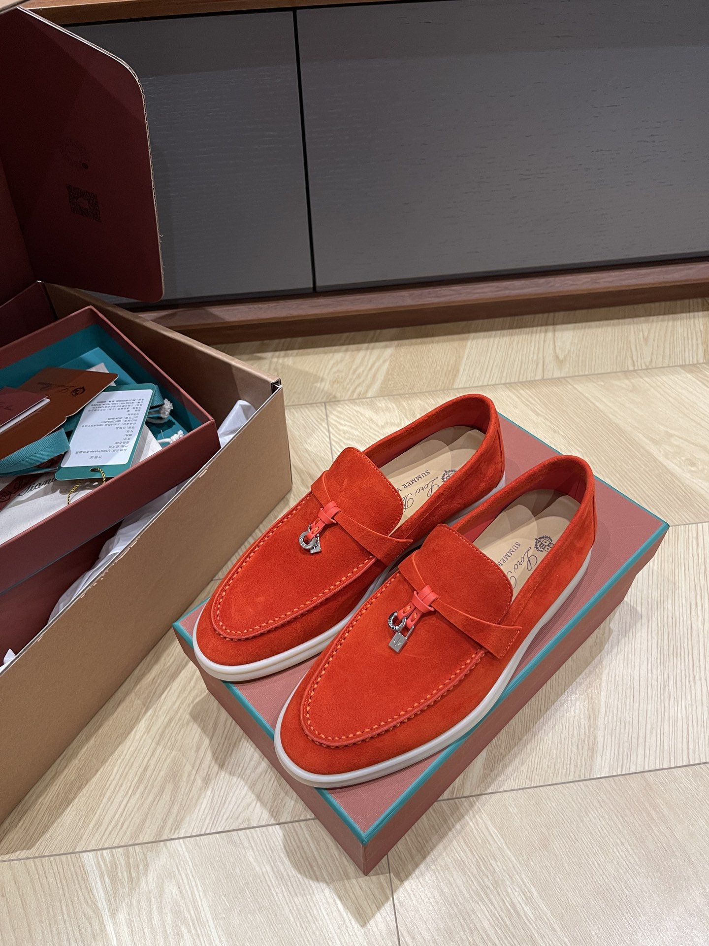 NO:576705,(Sunshine Orange) Top loro piana classic pendant loafers//with gift box/ribbon/lob/card set//size35/36/37/38/39/order (40.41. No return or exchange), loafers, loro piana, loafers19860909（阳光橙） 顶loro pianna经典吊坠乐福鞋//带礼盒/丝带/吊球/卡片全套// size35/36/37/38/39/订（40.41.不退换）,乐福鞋,loro piana,loafers,Women's Shoes