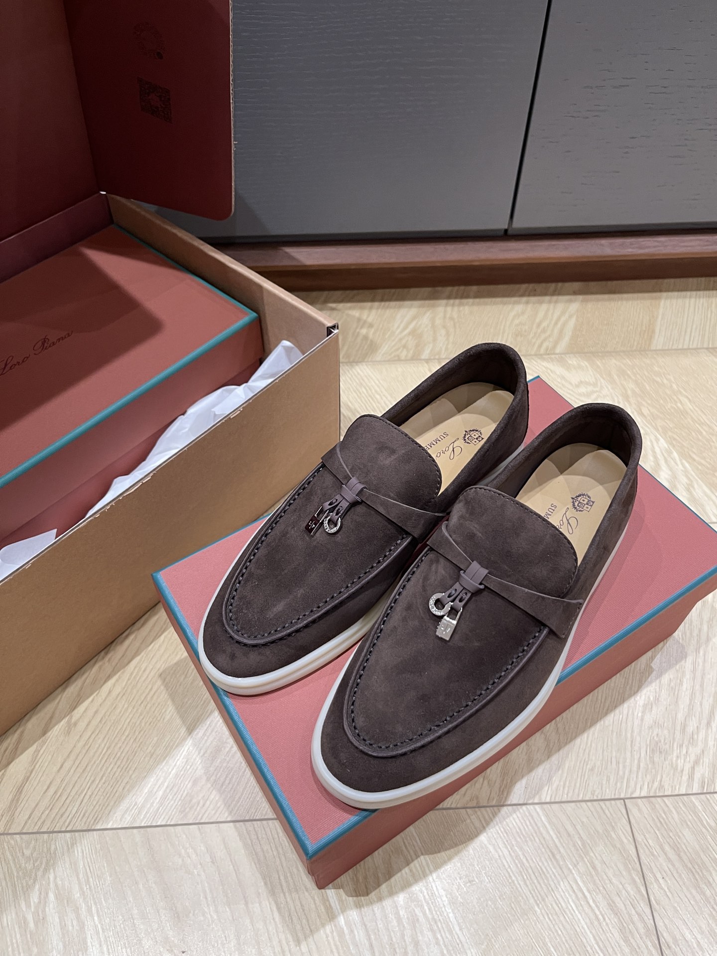 NO:576744,(Chocolate) top loro piana classic pendant loafers //with gift box/ribbon/lob/card set//size35/36/37/38/39/order (40.41. No return or exchange), loafers, loro piana, loafers19860909（巧克力） 顶loro pianna经典吊坠乐福鞋//带礼盒/丝带/吊球/卡片全套// size35/36/37/38/39/订（40.41.不退换）,乐福鞋,loro piana,loafers,Women's Shoes