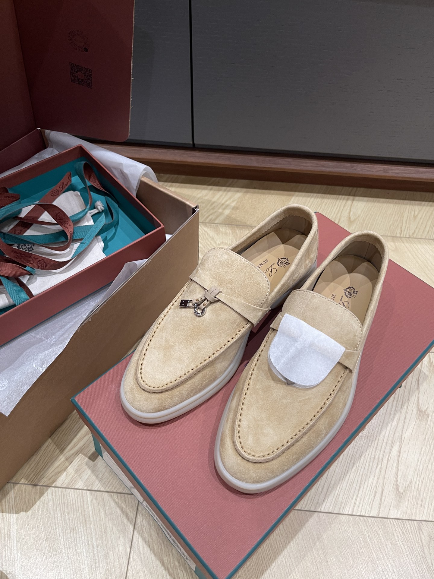 NO:576750,(Rock color) Top loro piana classic pendant loafers//with gift box/ribbon/lob/card set//size35/36/37/38/39/order (40.41. No return or exchange), loafers, loro piana, loafers19860909（岩石色） 顶loro pianna经典吊坠乐福鞋//带礼盒/丝带/吊球/卡片全套// size35/36/37/38/39/订（40.41.不退换）,乐福鞋,loro piana,loafers,Women's Shoes
