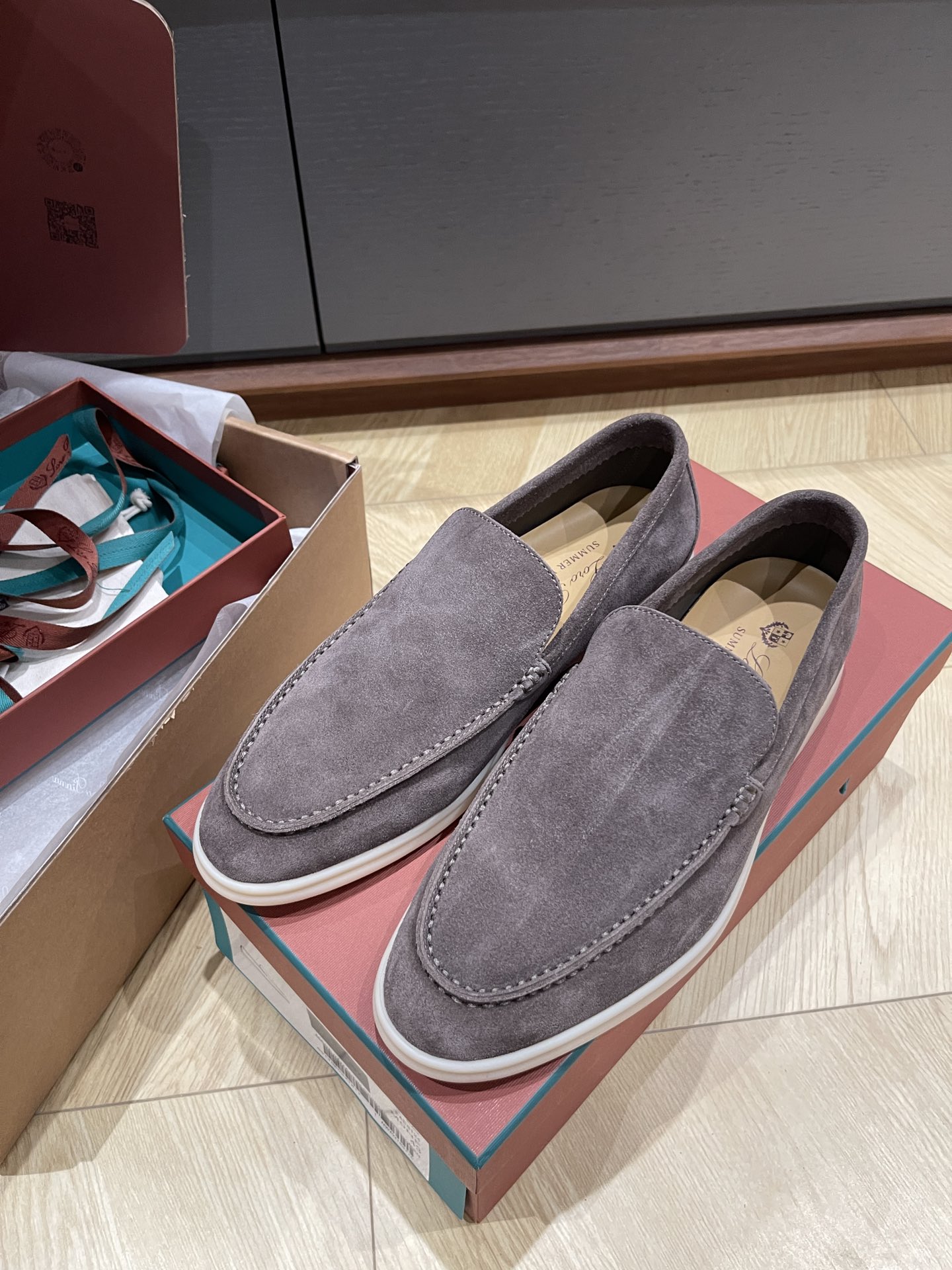 NO:576711,♂(warm gray) top loro piana classic pendant loafers for men //with gift box/ribbon/wooden ball/card bag /// size39/40/41/42/43/45/order 46/non-returnable, loafers, loro piana, loafers19860909♂（暖灰色） 顶loro pianna经典吊坠乐福鞋男款//带礼盒/丝带/木球/卡片布袋/// size39/40/41/42/43/45/订46/不退换,乐福鞋,loro piana,loafers,Women's Shoes