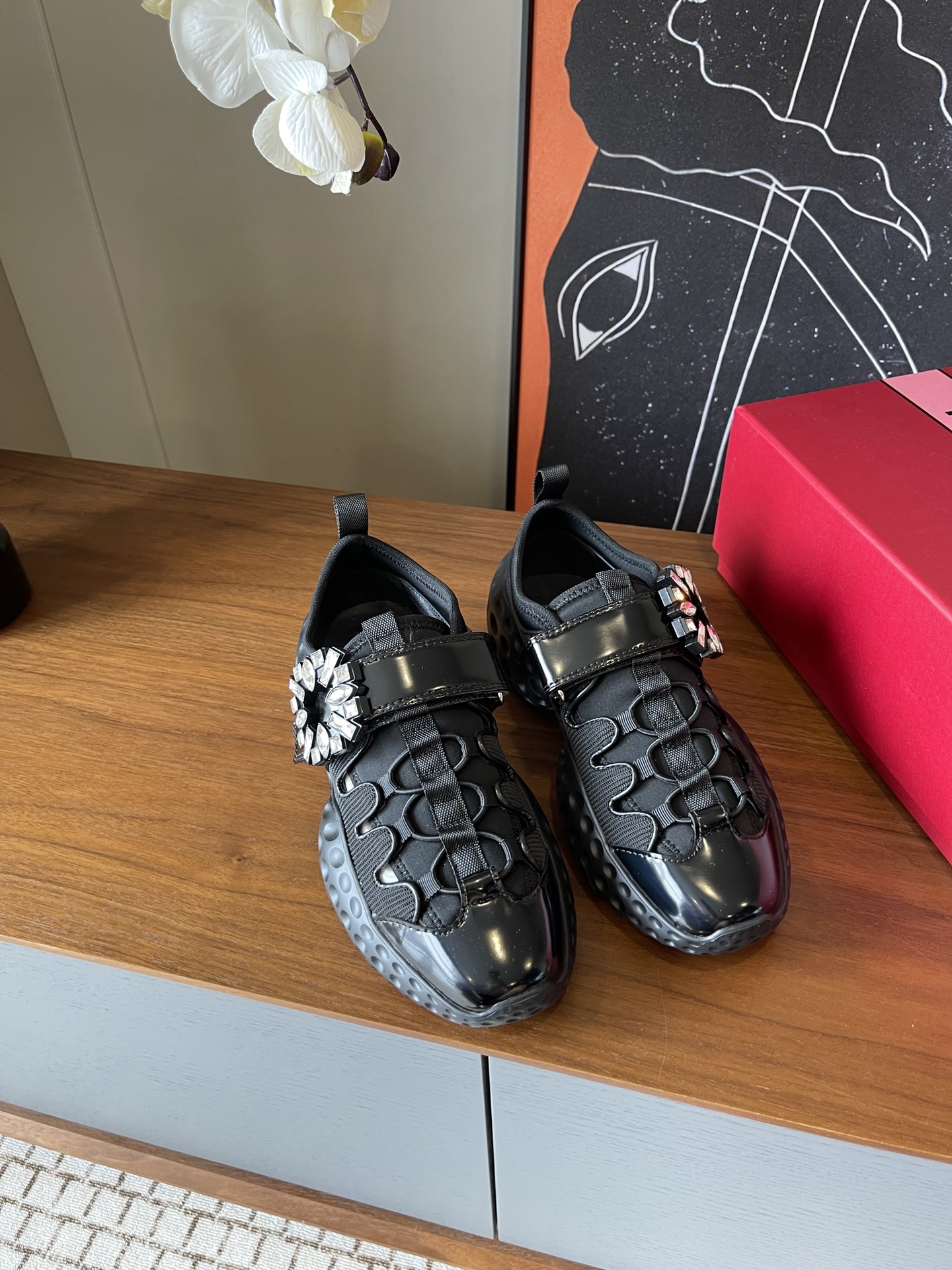 NO:490580,Top quality # Roger Vivia 2025 spring and summer casual shoes diamond buckle shoes made of calfskin, simple shape with dazzling diamond buckles, full of high-end feel and light feet!  Size 35/40 (40 custom made without return or exchange), casual shoes/sports shoes, sneakers, cowhide19860909顶级品质 # 罗杰维维亚2025春夏休闲鞋钻扣鞋 小牛皮材质,简约形体搭配夺目钻扣,高级感拉满,脚感轻盈！ 码数35/40（40定做不退不换）,休闲鞋/运动鞋,sneakers,cowhide,Women's Shoes