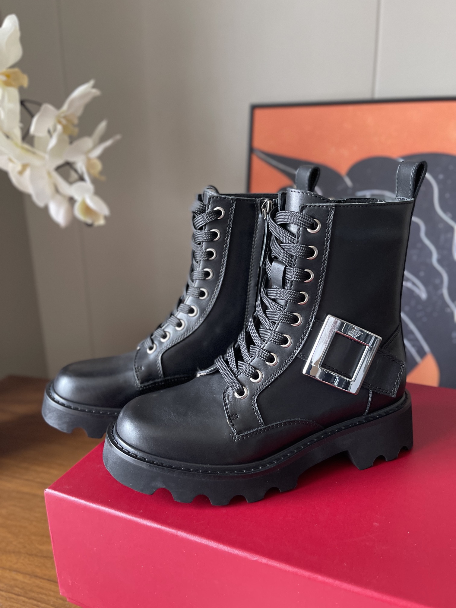 NO:593582,Top version (leather) Roger Viv**25fw new short boots // black cowhide brown suede lining sheepskin // rubber sole // size35/36/37/38/39/ order 40 non-returnable, boots, roger vivier, boots, cowhide, sheepskin, chamois leather19860909顶级版本（皮面） Roger Viv**25fw新款短靴//黑色牛皮棕色麂皮内里羊皮//橡胶底// size35/36/37/38/39/订40不退换,靴子,roger vivier,boots,cowhide,sheepskin,chamois leather,Women's Shoes