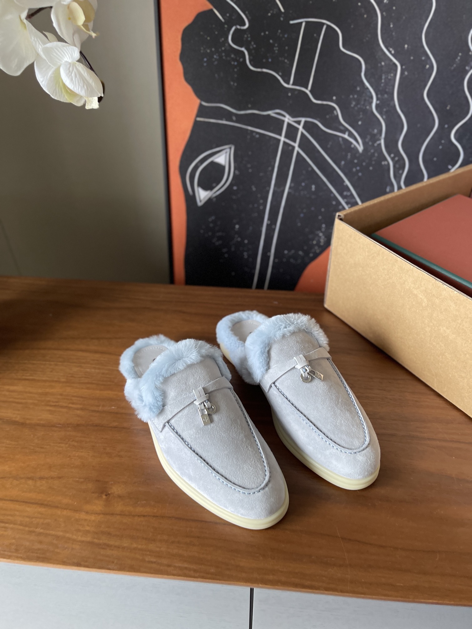 NO:576738,(Half drag/light blue) Top loro pianna classic loafers nutria fur shoes/cowhide lining/with leather lining feet//with gift box/ribbon/lob/card set//Size35/36/37/38/39/(order 40/41/non-refundable), loro piana, loafers, cowhide19860909（半拖/浅蓝色） 顶loro pianna 经典乐福鞋海狸鼠皮草毛毛鞋/牛皮里/附配皮里垫脚//带礼盒/丝带/吊球/卡片全套// Size35/36/37/38/39/（订40/41/不退换）,乐福鞋半拖,loro piana,loafers,cowhide,Women's Shoes