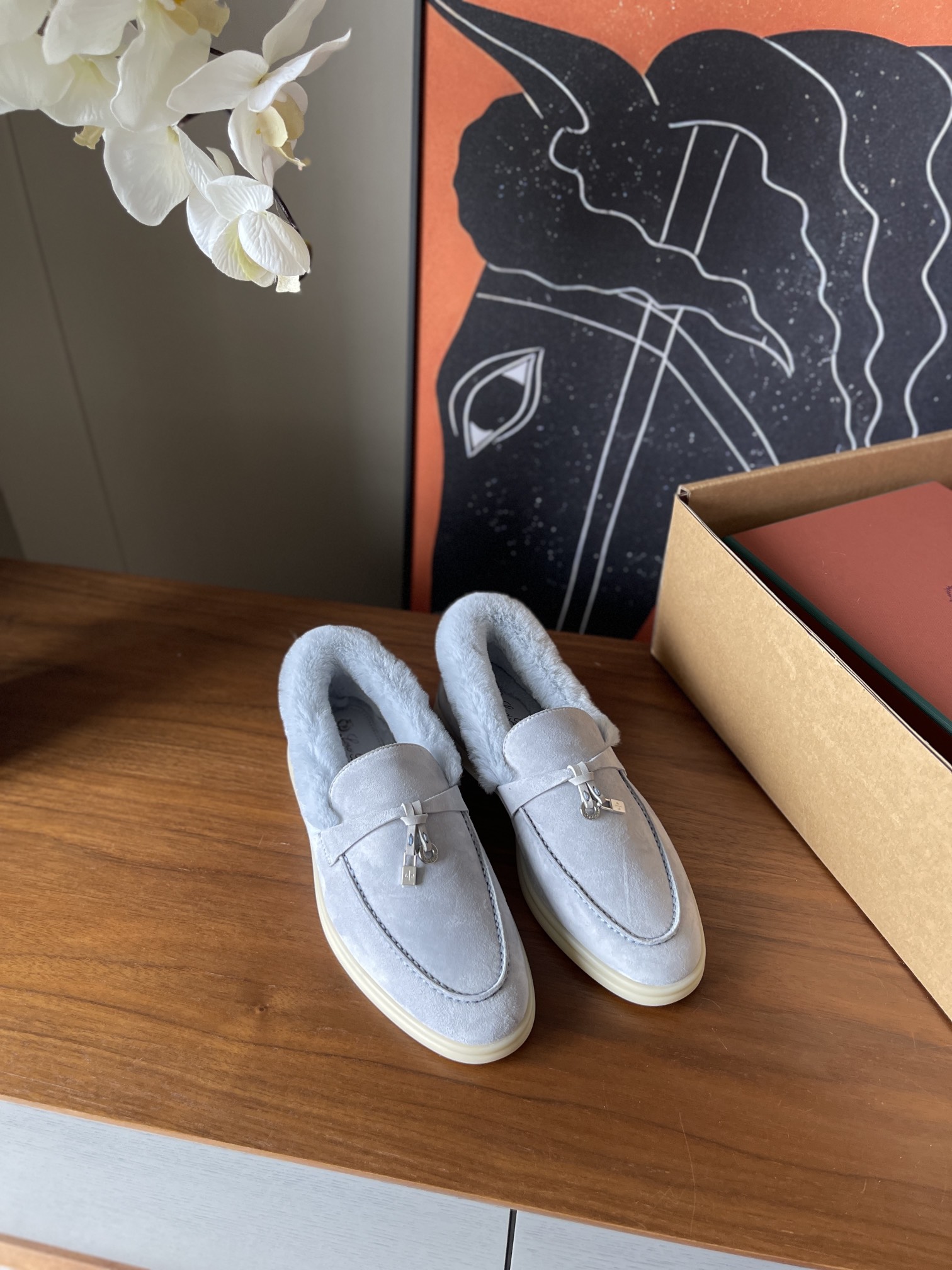 NO:576720,(Light blue) Top loro pianna classic loafers nutria fur shoes/cowhide lining/with leather lining feet//with gift box/ribbon/lob/card set//Size35/36/37/38/39/(order 40/41/non-returnable), loafer half slippers, loro piana, loafers,cowhide19860909（浅蓝色） 顶loro pianna 经典乐福鞋海狸鼠皮草毛毛鞋/牛皮里/附配皮里垫脚//带礼盒/丝带/吊球/卡片全套// Size35/36/37/38/39/（订40/41/不退换）,乐福鞋半拖,loro piana,loafers,cowhide,Women's Shoes