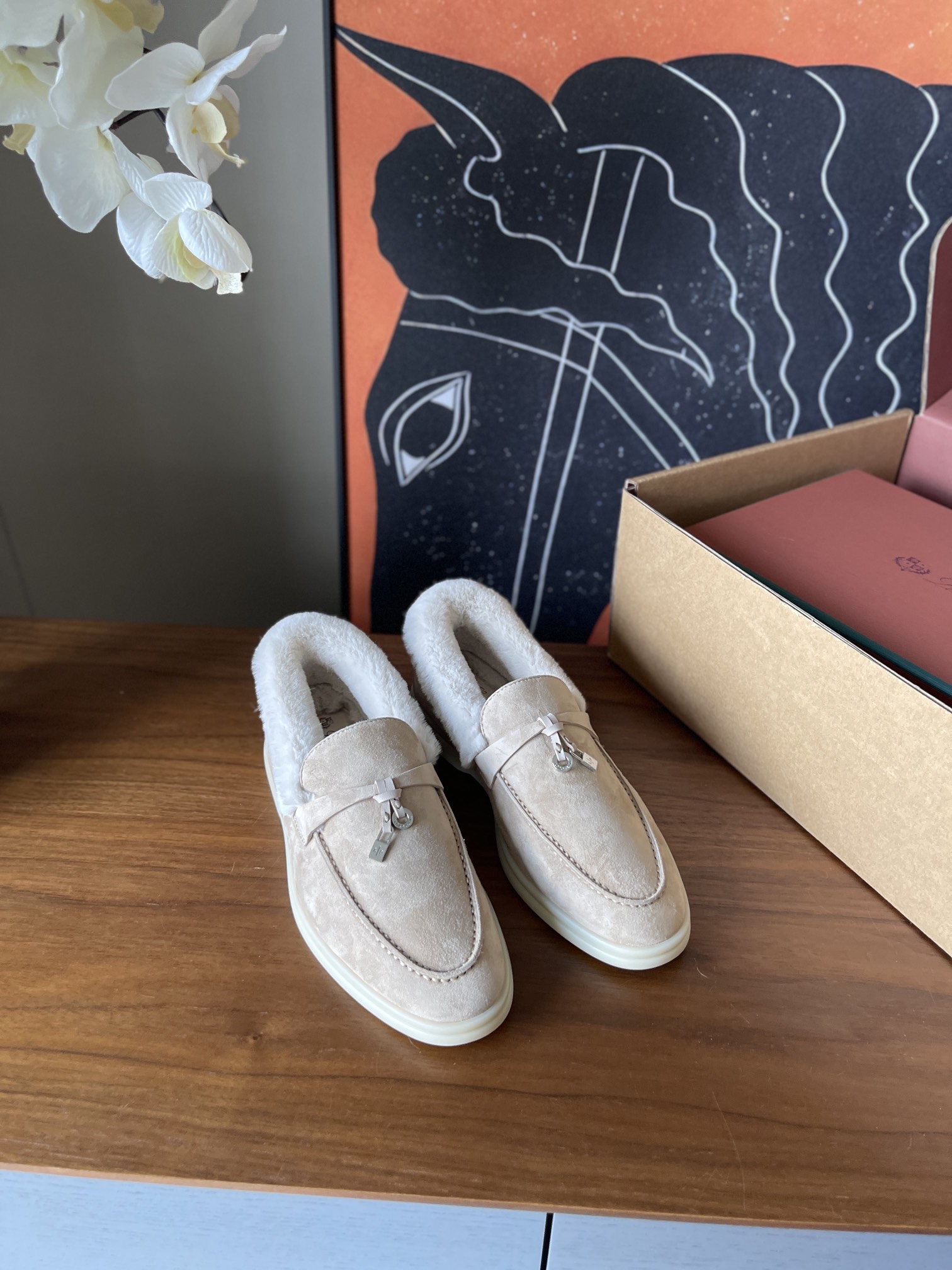 NO:576714,(Sand color) Top loro pianna classic loafers nutria fur shoes/cowhide lining/with leather lining feet//with gift box/ribbon/lob/card set//Size35/36/37/38/39/(order 40/41/non-refundable), loafer half slippers, loro piana, loafers,cowhide19860909（沙色） 顶loro pianna 经典乐福鞋海狸鼠皮草毛毛鞋/牛皮里/附配皮里垫脚//带礼盒/丝带/吊球/卡片全套// Size35/36/37/38/39/（订40/41/不退换）,乐福鞋半拖,loro piana,loafers,cowhide,Women's Shoes