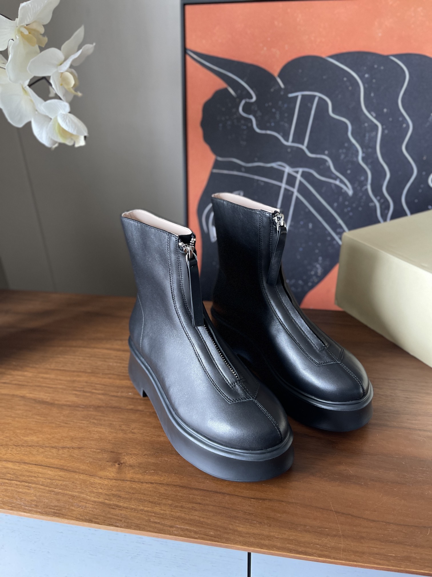 NO:616995,The row classic front zipper short boots made in Wanguan//calf leather surface sheepskin lining/rubber foam bottom//size35/36/37/38/39/40 non-returnable, boots, boots, cowhide, sheepskin19860909莞产the row经典前拉链短靴//小牛皮面羊皮里/橡胶发泡底// size35/36/37/38/39/定40不退换,靴子,boots,cowhide,sheepskin,Women's Shoes