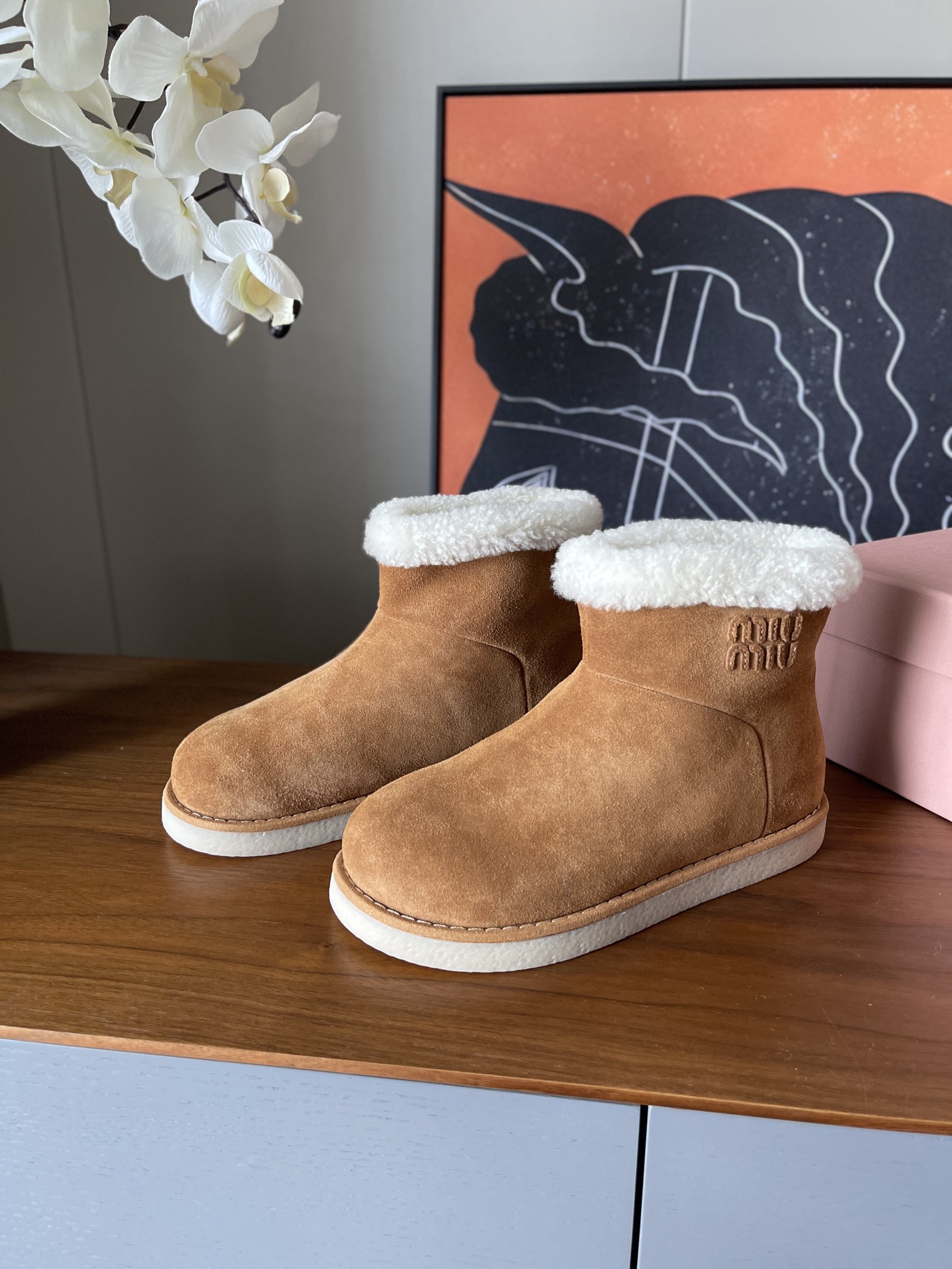 NO:593579,Miumiu*25fw suede lambswool snow boots //Correct background color base pattern//Length about 16Cm//Ring circumference about 31Cm//size35/36/37/38/39/(set at 40.41. No return or exchange), snow boots, miumiu, boots, chamois leather19860909Miumiu*25fw麂皮面羊羔毛雪地靴//正确底色底花//身长约16Cm//圈口围度约31Cm// size35/36/37/38/39/（定40.41.不退换）,雪地靴,miumiu,boots,chamois leather,Women's Shoes