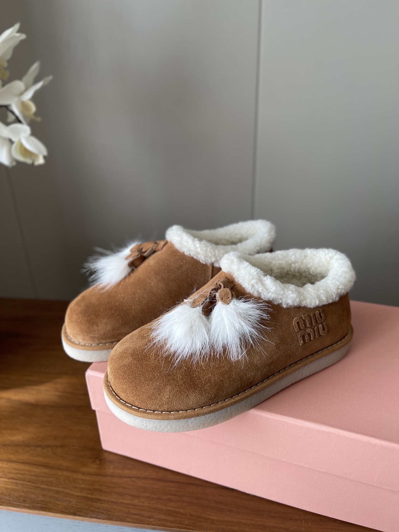 NO:593595,Miu Miu* new wool tassel ball snow boots // suede surface wool lining // rubber sole // size35/36/37/38/39/ (set at 40.41. No return or exchange), snow boots, miumiu, boots, chamois leather19860909Miu Miu*新款羊毛流苏球雪地靴//麂皮面羊毛里//橡胶底// size35/36/37/38/39/（定40.41.不退换）,雪地靴,miumiu,boots,chamois leather,Women's Shoes