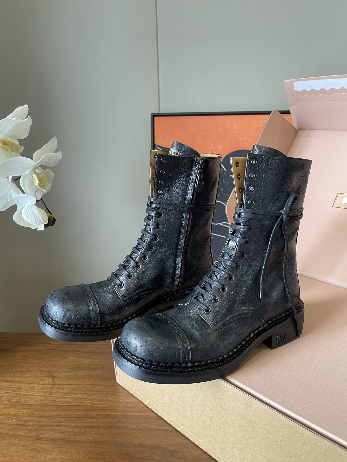 NO:576736,Top version of Dongguan-made Miu*miu motorcycle boots/distressed cowhide/hand-rubbed color process/TPU outsole//full gift box packaging//length about 24CM//Size36/37/38/39/order 40 non-returnable, boots loafers, miumiu, loafers, boots, cowhide19860909顶版莞产Miu*miu机车靴/做旧牛皮/手工擦色工艺/TPU大底//礼盒全套包装//身长约24CM// Size36/37/38/39/定40不退换,靴子乐福鞋,miumiu,loafers,boots,cowhide,Women's Shoes