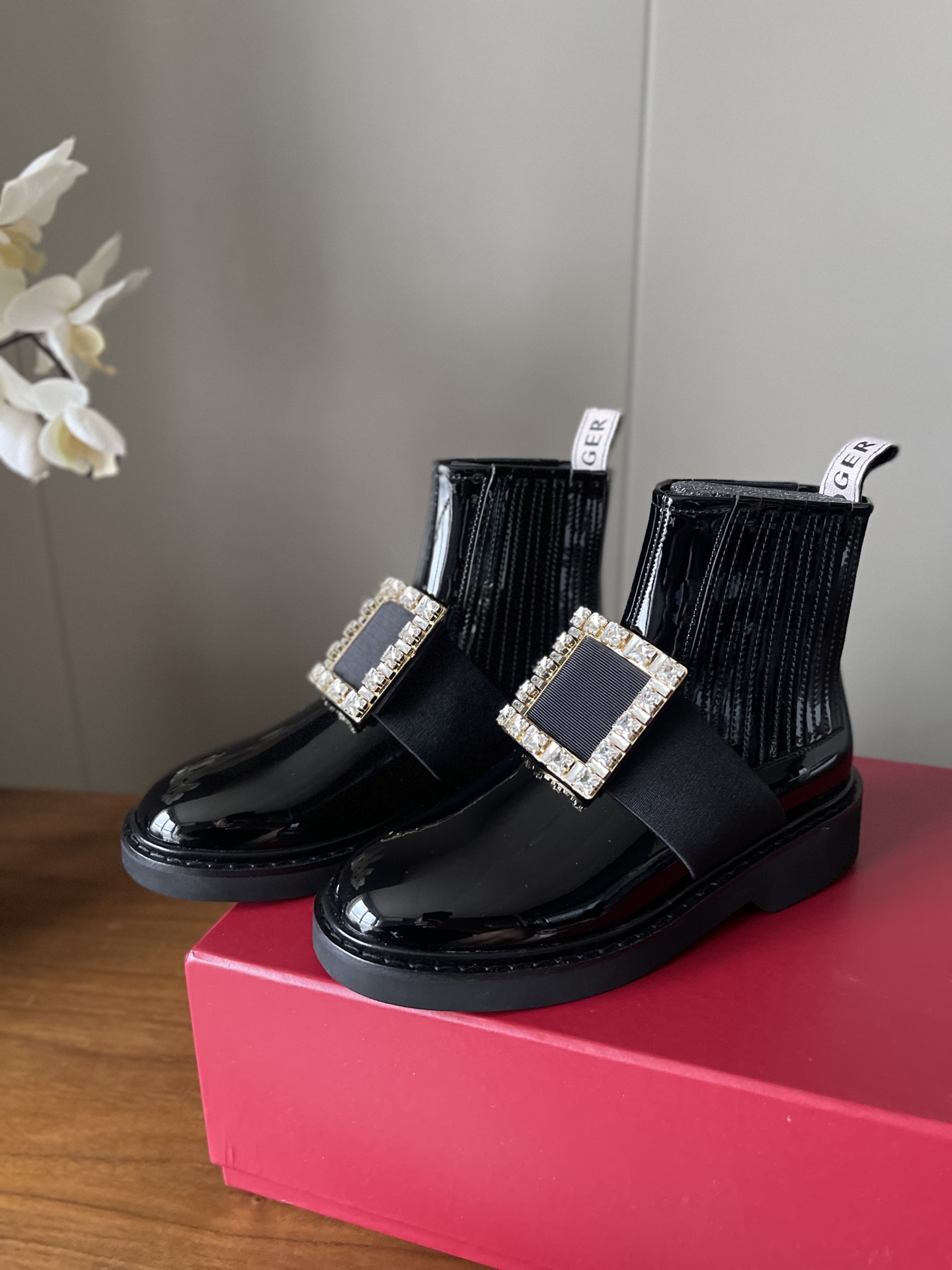 NO:593587,Top version Roger Viv** classic elastic Chelsea short boots // two kinds of diamond buckles and copper buckles // open edge beaded sheepskin rubber foam sole size 35/36/37/38/39/40 non-refundable, boots, roger vivor, boots19860909顶级版本 Roger Viv**经典松紧切尔西短靴//钻扣铜扣两种//开边珠面羊里橡胶发泡底 size35/36/37/38/39/定40不退换,靴子,roger vivier,boots,Women's Shoes