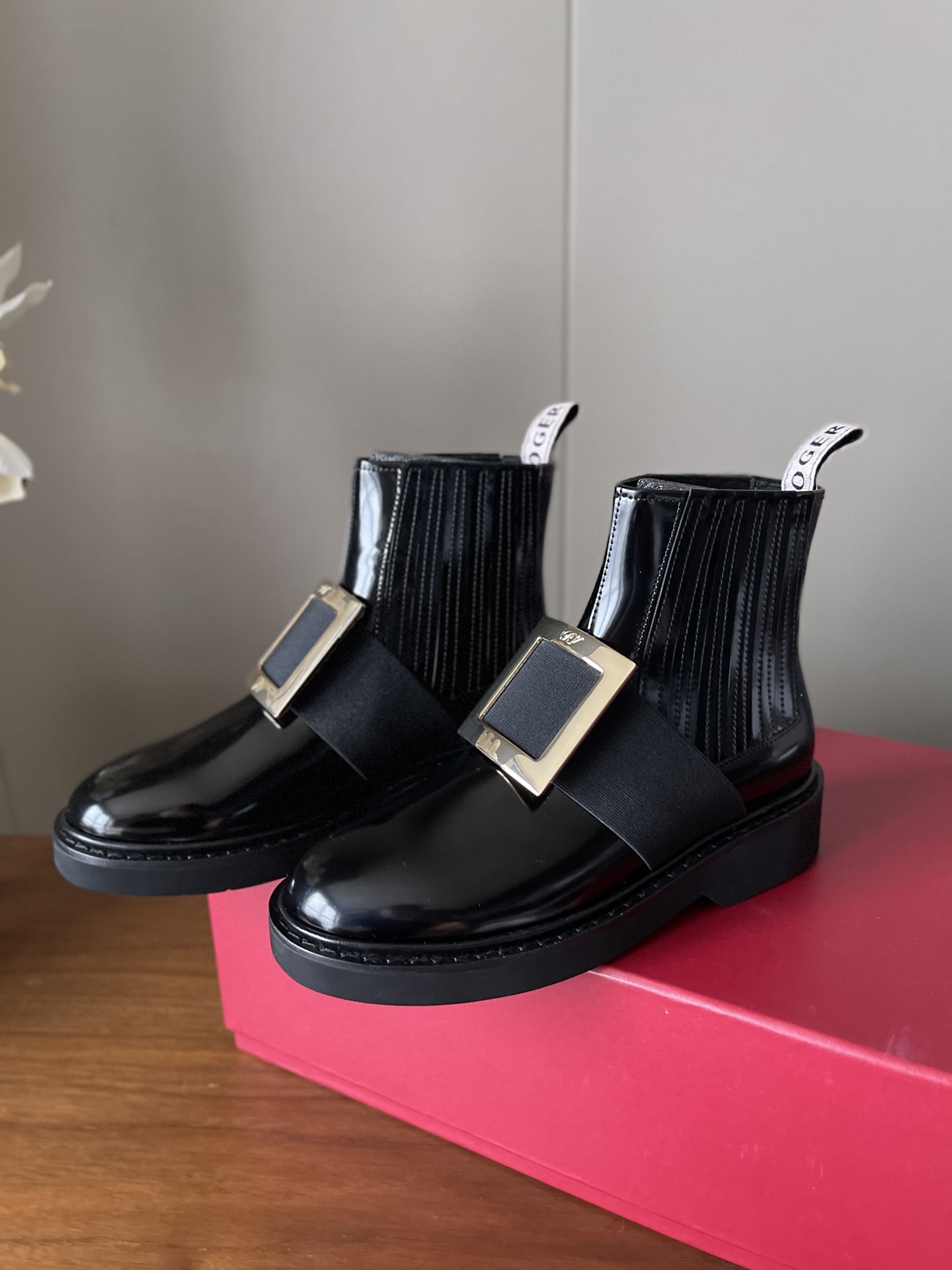 NO:593585,Top version Roger Viv** classic elastic Chelsea short boots // two kinds of diamond buckles and copper buckles // open edge beaded sheepskin rubber foam sole // size 35/36/37/38/39/ 40 non-refundable, boots, roger vivor, boots19860909顶级版本 Roger Viv**经典松紧切尔西短靴//钻扣铜扣两种//开边珠面羊里橡胶发泡底// size35/36/37/38/39/定40不退换,靴子,roger vivier,boots,Women's Shoes