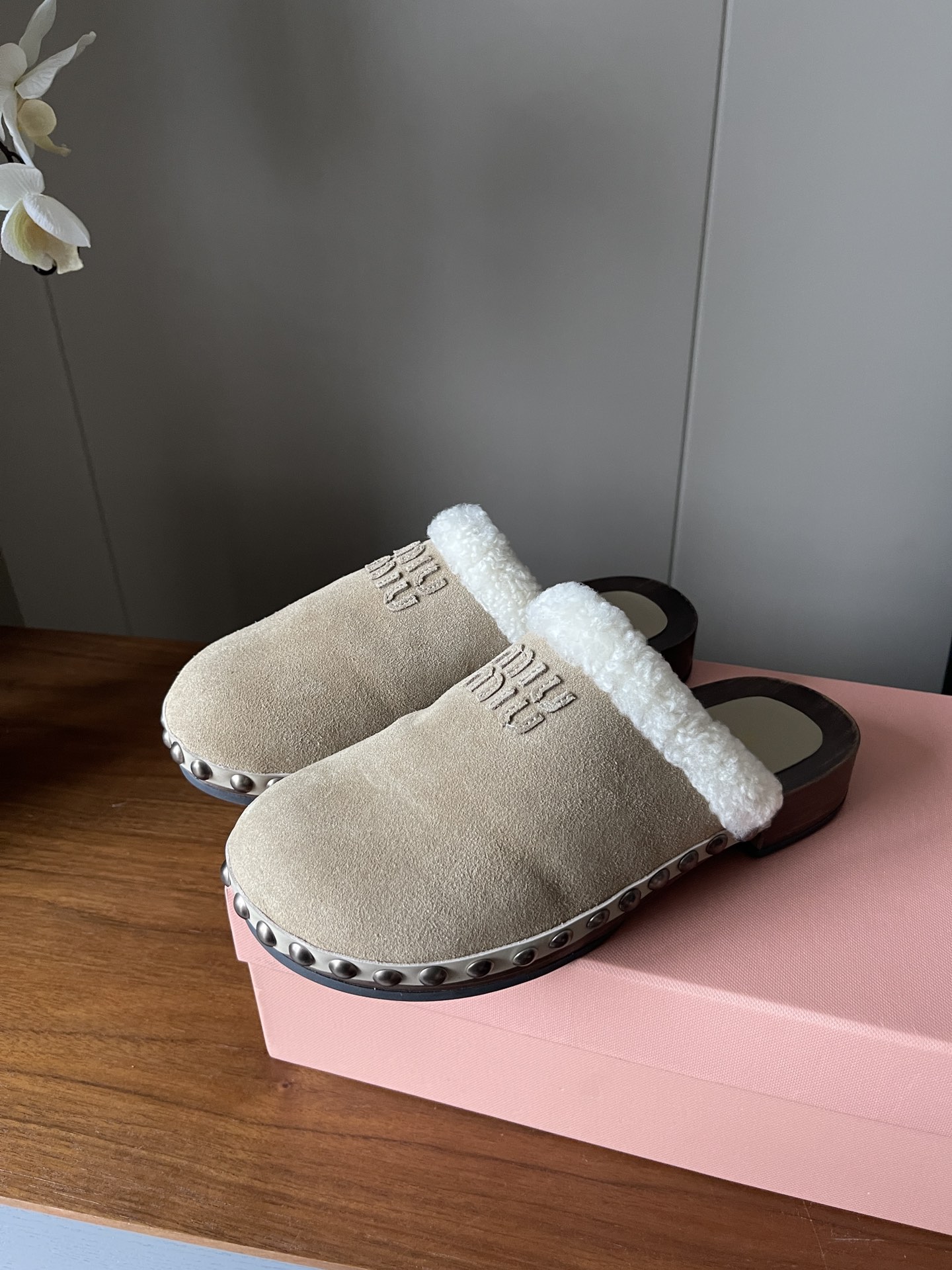 NO:593581,(Lamb wool) Miumiu**25fw wool clogs // size 35/36/37/38/39/set price 40/41/non-returnable, half-flip woolen clogs, miumiu19860909（羊羔毛） Miumiu**25fw羊毛木屐拖// size35/36/37/38/39/定40/41/不退换,半拖毛毛鞋,miumiu,Women's Shoes