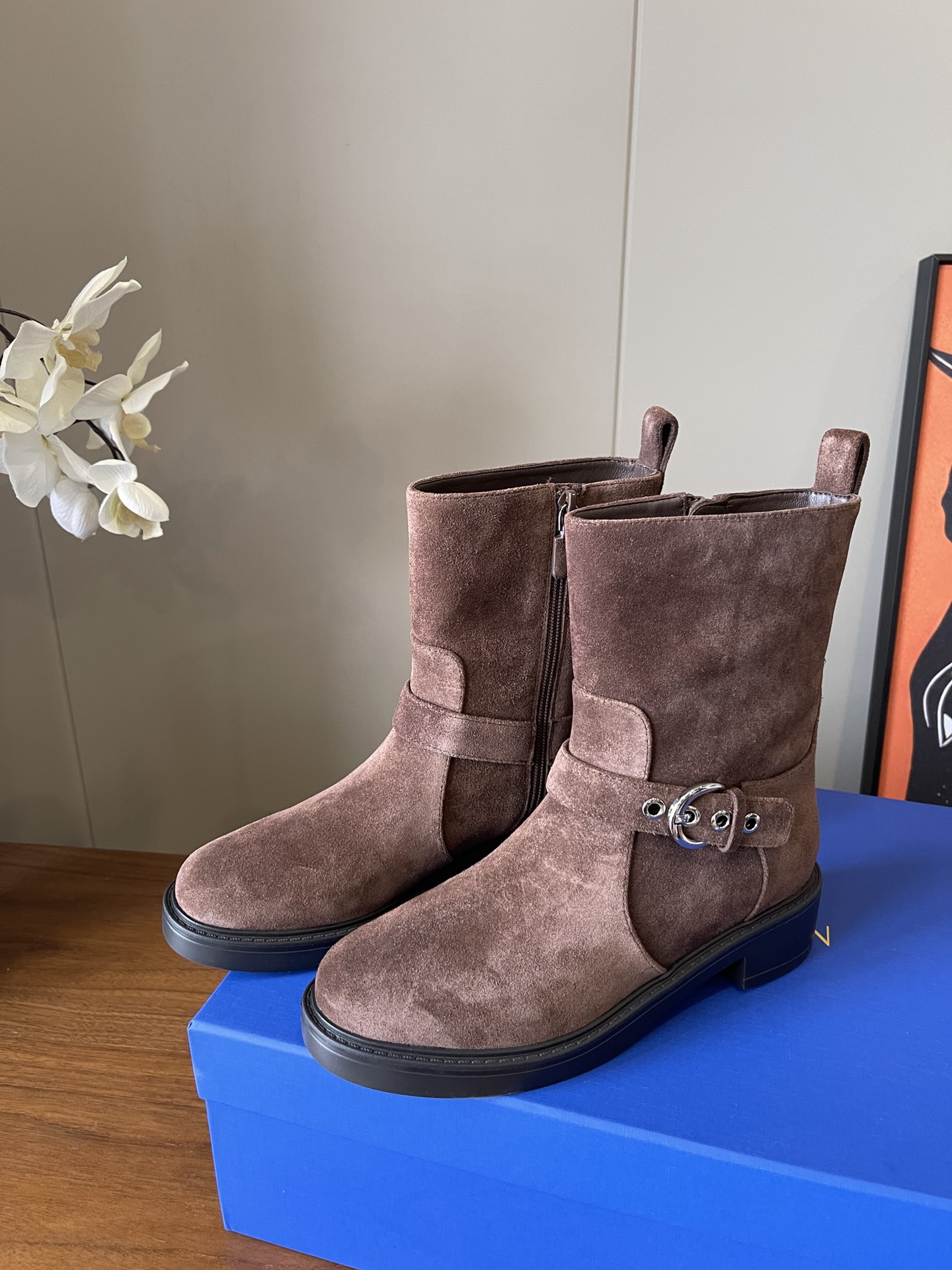 NO:563261,Made in Dongguan, SW**25fw suede short boots//sheepskin lined rubber sole//size35/36/37/38/39/order 40 non-returnable, boots, stuart weitzman, boots, sheepskin, chamois leather19860909莞产 SW**25fw麂皮小短靴//羊皮里橡胶底//size35/36/37/38/39/定40不退换,靴子,stuart weitzman,boots,sheepskin,chamois leather,Women's Shoes