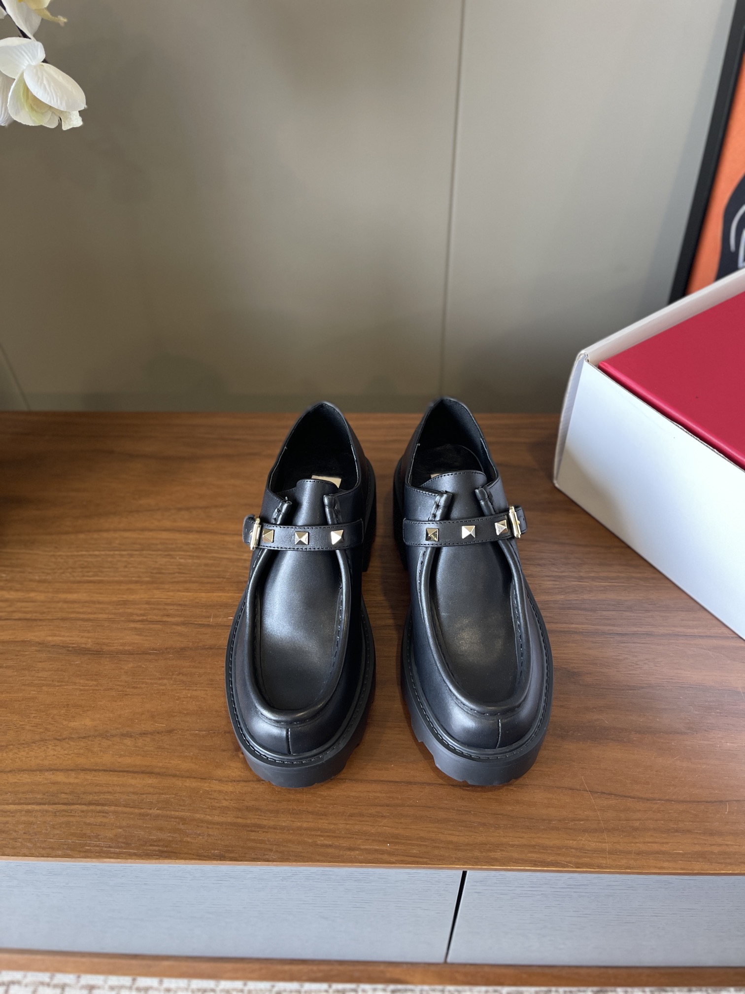NO:563485,Made in Guangdong, Valentino**25fw deep-mouth rivet small leather shoes//calf inside//original mold bottom//size35/36/37/38/39/40 non-refundable, loafers, valentino, loafers19860909莞产 Valentino**25fw深口铆钉小皮鞋//面里小牛//源版模具底// size35/36/37/38/39/定40不退换,乐福鞋,valentino,loafers,Women's Shoes