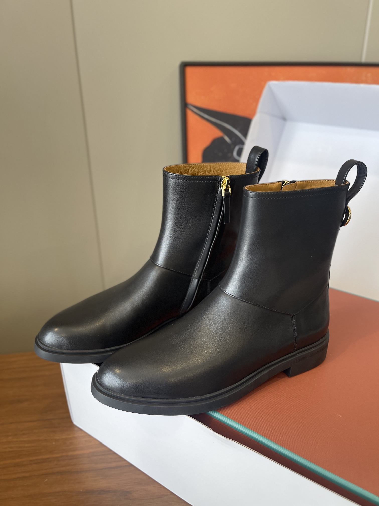 NO:563476,Loro Piana small leather boots made in Dongguan // calf leather surface sheep lining / source rubber sole size 35/36/37/38/39, fixed price 40 non-refundable, boots, loro piana, boots, cowhide19860909莞产 Loro Piana小皮靴//小牛皮面羊里/源橡胶底size35/36/37/38/39定40不退换,靴子,loro piana,boots,cowhide,Women's Shoes