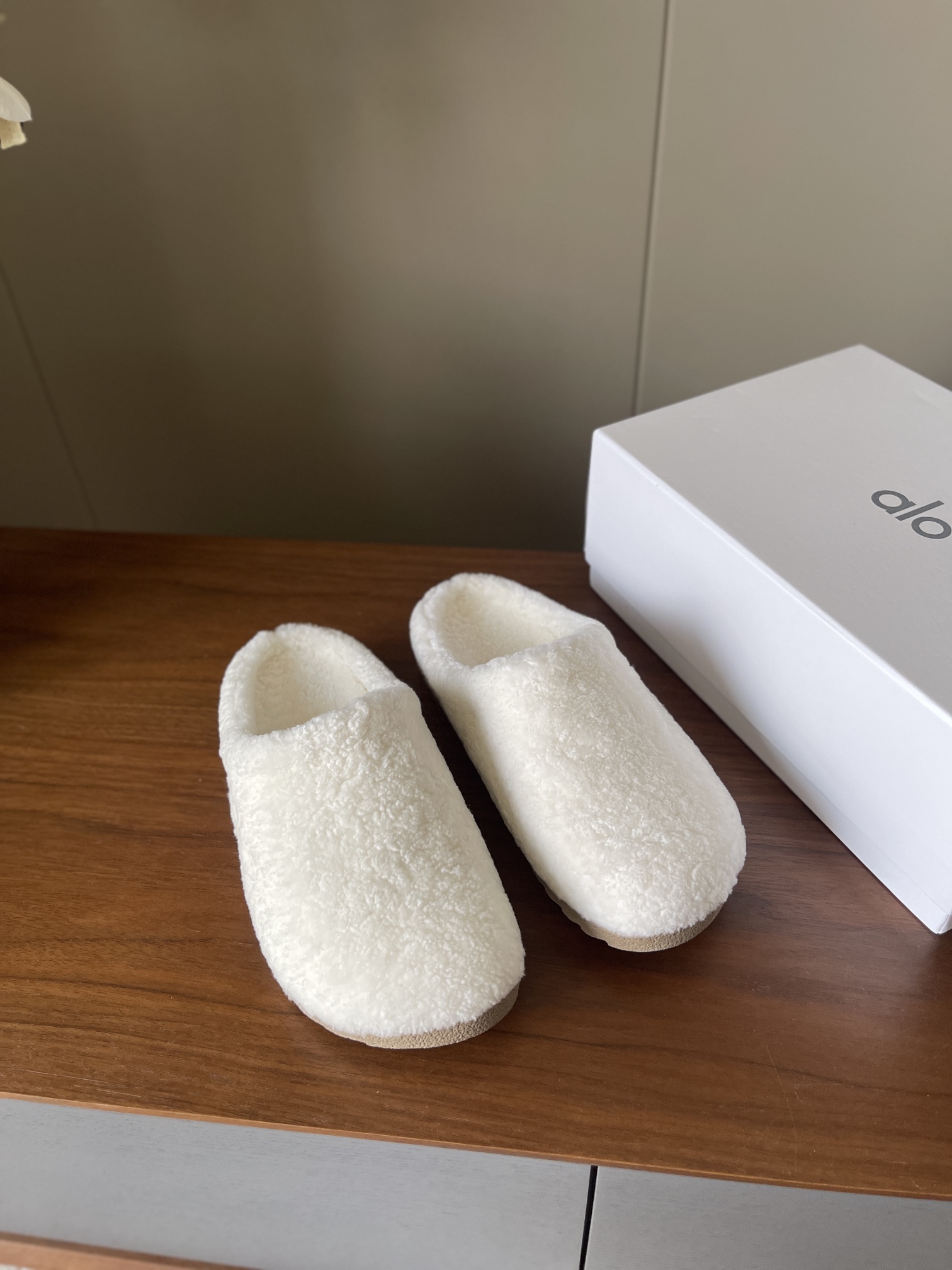 NO:563251,Top quality alo*25fw suede wool slippers/rubber sole//size35/36/37/38/39/40 non-refundable, semi-slippers, chamois leather19860909顶级品质 alo*25fw麂皮羊毛拖鞋/橡胶底// size35/36/37/38/39/定40不退换,半拖毛毛鞋,slippers,chamois leather,Women's Shoes