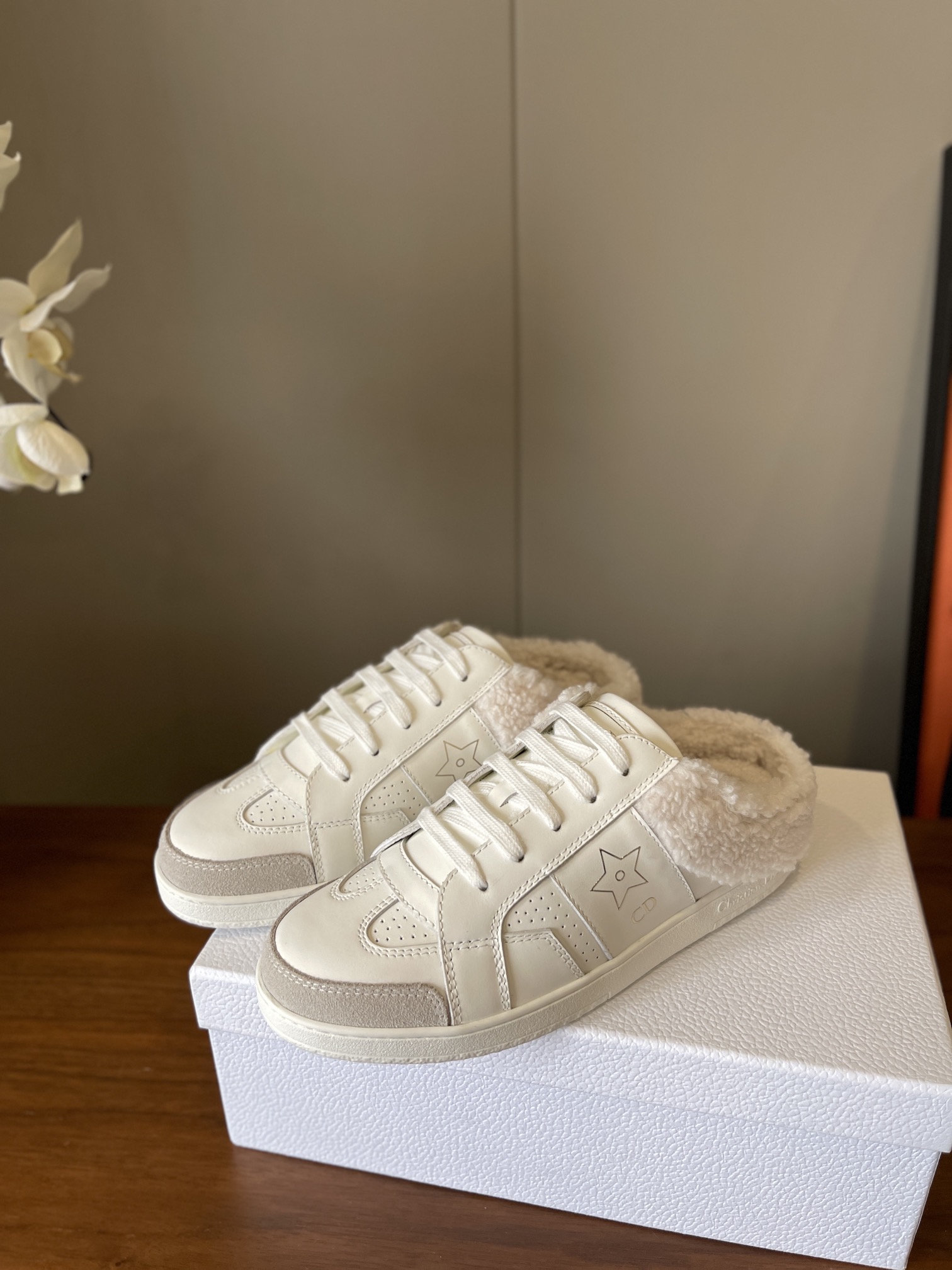 NO:563195,Top quality DIOR FW25 new arrival~ D's new 2025 autumn and winter mules fur half-pants. It's milky and it's a walking tool. It's soft and waxy. It's so convenient. You can just step downstairs and go out. It's very suitable for laziness in winter. I'm no longer afraid of the cold. Dior #furry shoes are a must-have item to keep warm in winter!  Calfskin upper, fur-integrated lining Size: 35-39 (40-41 customized, non-returnable), casual shoes/sports shoes, dior, dior, sneakers, cowhide19860909顶级品质 DIOR FW25 new arrival～ D家2025秋冬新款穆勒毛半拖 奶里奶气的简直是遛弯神器,软糯糯的好方便, 下楼踩着就出门了,非常适合冬天懒洋洋的我再也不怕 io冷啦 Dior #毛毛鞋冬季保暖必备单品！ 小牛皮鞋面,皮毛一体内里 Size: 35-39 (40 41定制不退换）,休闲鞋/运动鞋,dior,dior,sneakers,cowhide,Women's Shoes