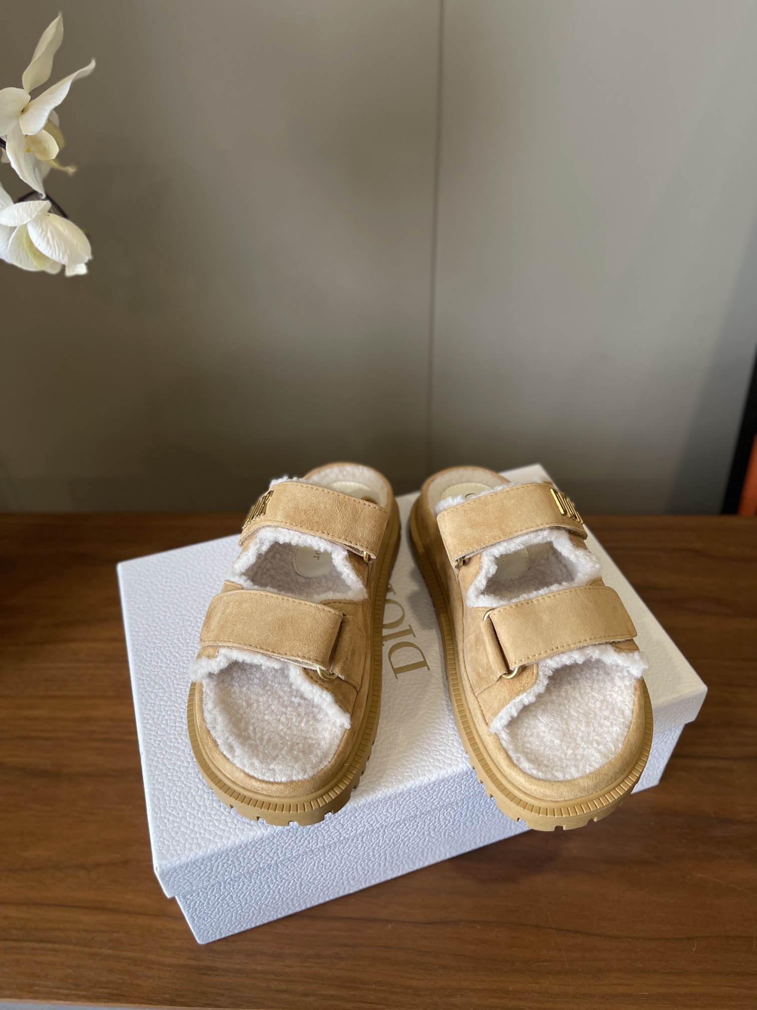 NO:563180,Top quality dior fw25 new arrival~ CD's 2025 autumn and winter Juezi fur slippers, original black 36/1, disassembled copy, simple, casual and fashionable ~ comfortable and warm, a unique item!  The top quality products are made of the best materials, for little fairies who know their stuff. Made of pure imported A-grade lamb wool. Fur-integrated metal. Dior hardware logo/adjustable Velcro strap. Original textured EVA notch sole. Size35-39 (40, 41 custom-made, non-refundable), slippers and sandals, dior, dior, sandals, slippers.19860909顶级品质 dior fw25 new arrival～ CD家2025秋冬决绝子毛拖鞋 原版黑色36/1,拆卸拷贝 简约随性时髦～舒适保暖,绝绝子单品！ 顶级精品采用最好的材料,给懂货的小仙女 纯进口A级羔羊毛打造 皮毛一体 金属 Dior五金标志/可调节的魔术贴饰带 原版纹理EVA凹口鞋底 Size35-39（40、41订做不退换）,拖鞋凉鞋,dior,dior,sandals,slippers,Women's Shoes