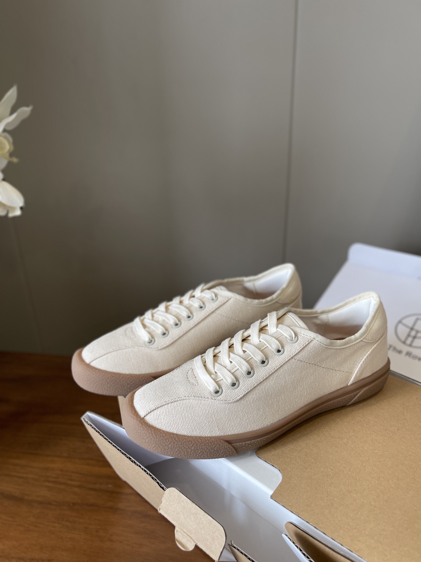 NO:669975,The row* new moral training shoes//canvas surface sheepskin lining//elastic bottom//size35/36/37/38/39/40 non-refundable, casual shoes/sports shoes, sneakers, sheepskin19860909The row*新款德训鞋//帆布面羊皮里//橡筋底//size35/36/37/38/39/定40不退换,休闲鞋/运动鞋,sneakers,sheepskin,Women's Shoes