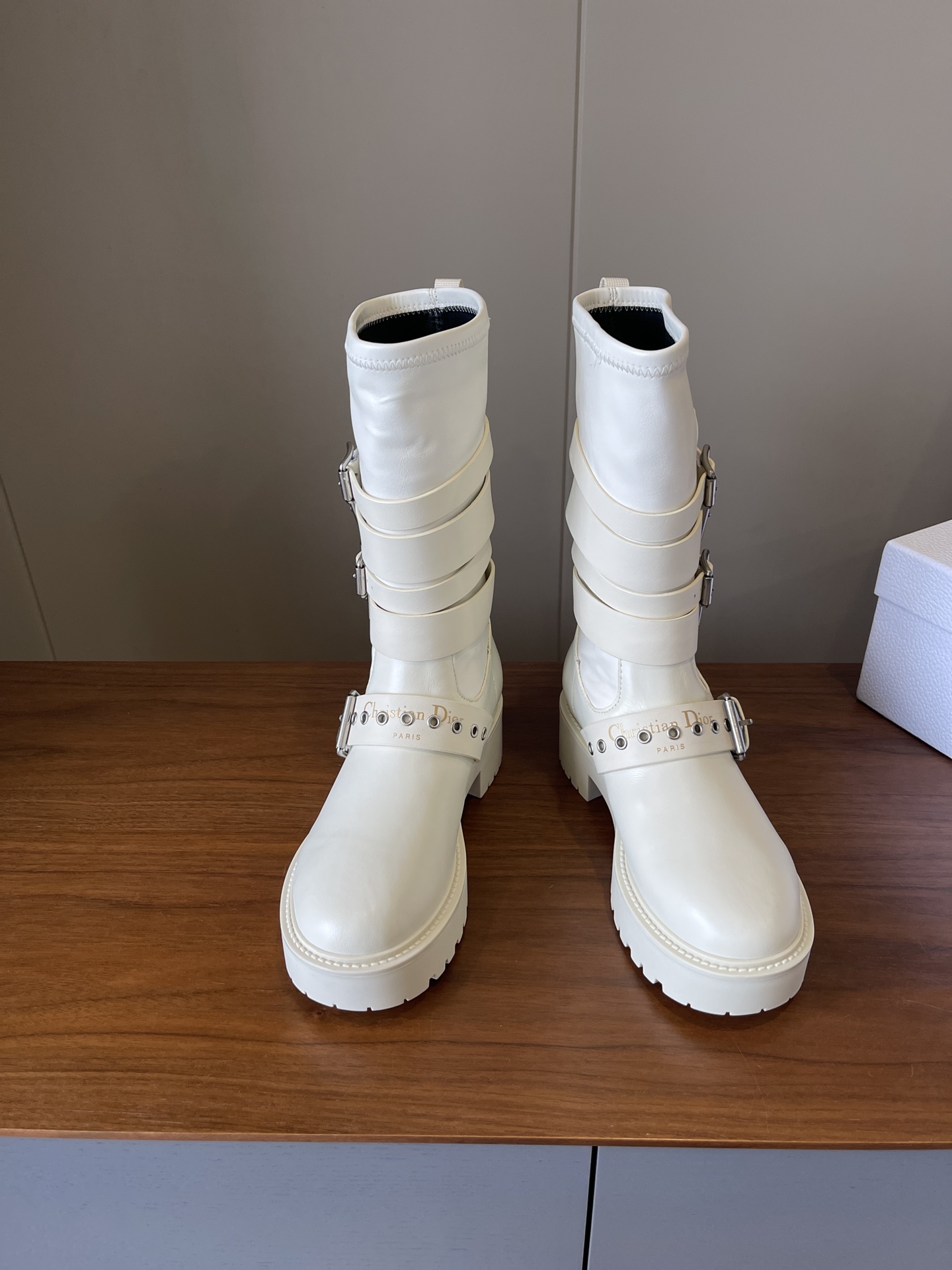 NO:576748,Short-tube CD 2025fw new Martin boots // calfskin surface with elastic tube / rubber sole // size35/36/37/38/39/ (set at 40/41/non-returnable), boots, boots, cowhide19860909短筒 CD 2025fw新款马丁靴//小牛皮面拼弹力筒/橡胶底// size35/36/37/38/39/（定40/41/不退换）,靴子,boots,cowhide,Women's Shoes