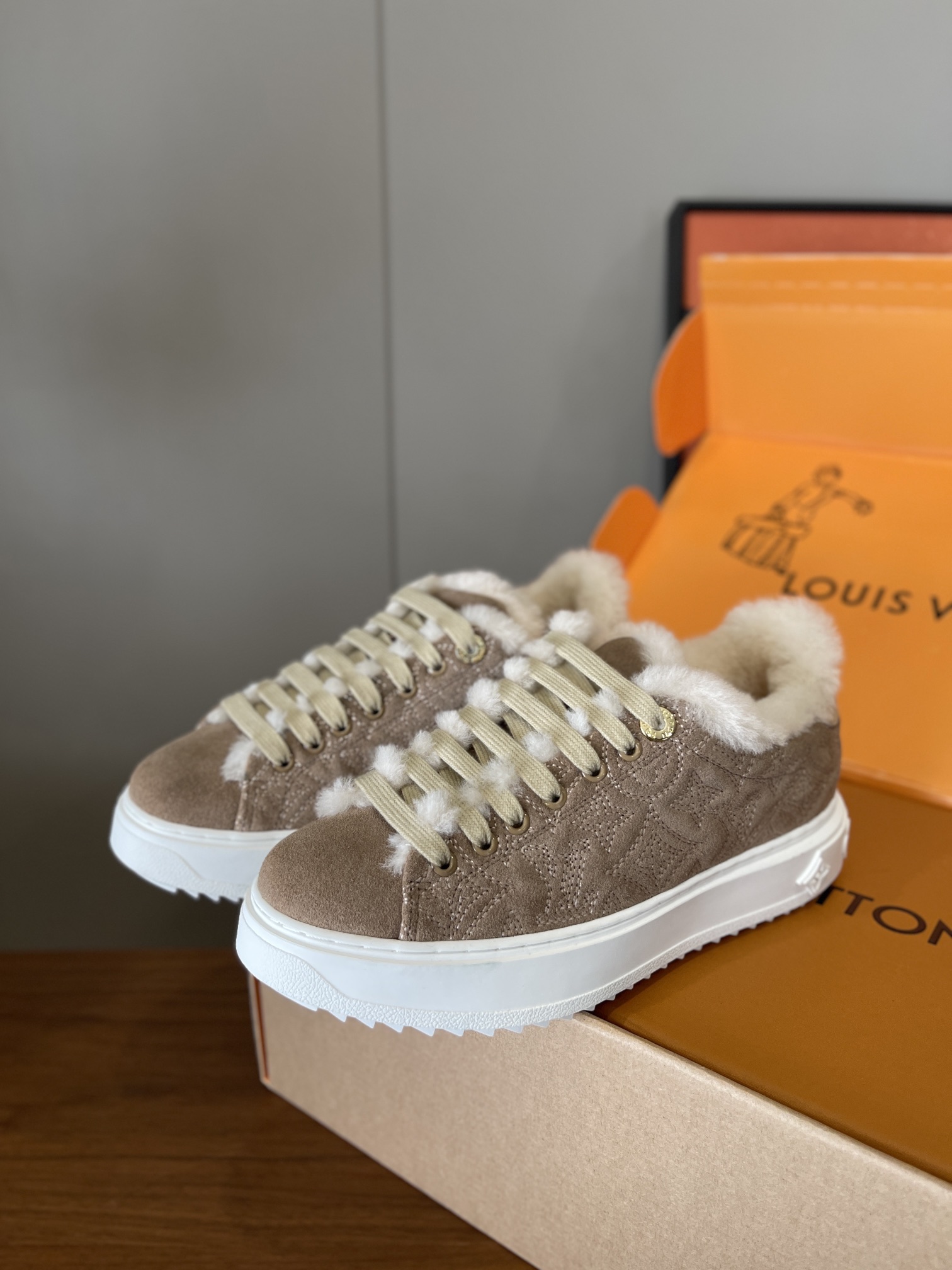 NO:576754,Louis Vutt** wool-lined sneakers // suede surface size 35/36/37/38/39 set at 40.41 non-refundable, casual shoes/sports shoes, louis vuitton, sneakers, chamois leather19860909Louis Vutt**羊毛里运动鞋//麂皮面size35/36/37/38/39定40.41不退换,休闲鞋/运动鞋,louis vuitton,sneakers,chamois leather,Women's Shoes