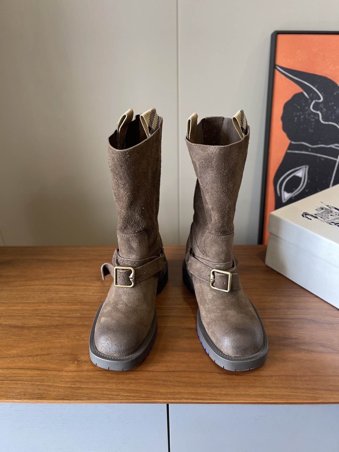 NO:594242,Top quality BURBERRY fw25 new arrival~ Burberry's new 2025 autumn and winter Saddle equestrian boots are super good-looking on the feet~ a must-have item for fashionable autumn and winter matching!  Materials and craftsmanship: calfskin/suede fabric, cow leather lining, boot collar with Burberry signature webbing, original rubber outsole | Decorated with blue pattern and BURBERRY letters SIZE35-36-37-38-39-40,boots,burberry,burberry,boots,cowhide,chamois leather19860909顶级品质 BURBERRY fw25 new arrival～ 巴宝莉2025秋冬新款Saddle马术靴 上脚超好看～时髦精秋冬搭配必备单品！ 材质与工艺 小牛皮/麂皮面料 牛皮革衬里 靴口配有Burberry标志性织带 原版橡胶大底 ｜ 饰有蓝色图案以及BURBERRY字母 SIZE35-36-37-38-39-40,靴子,burberry,burberry,boots,cowhide,chamois leather,Women's Shoes