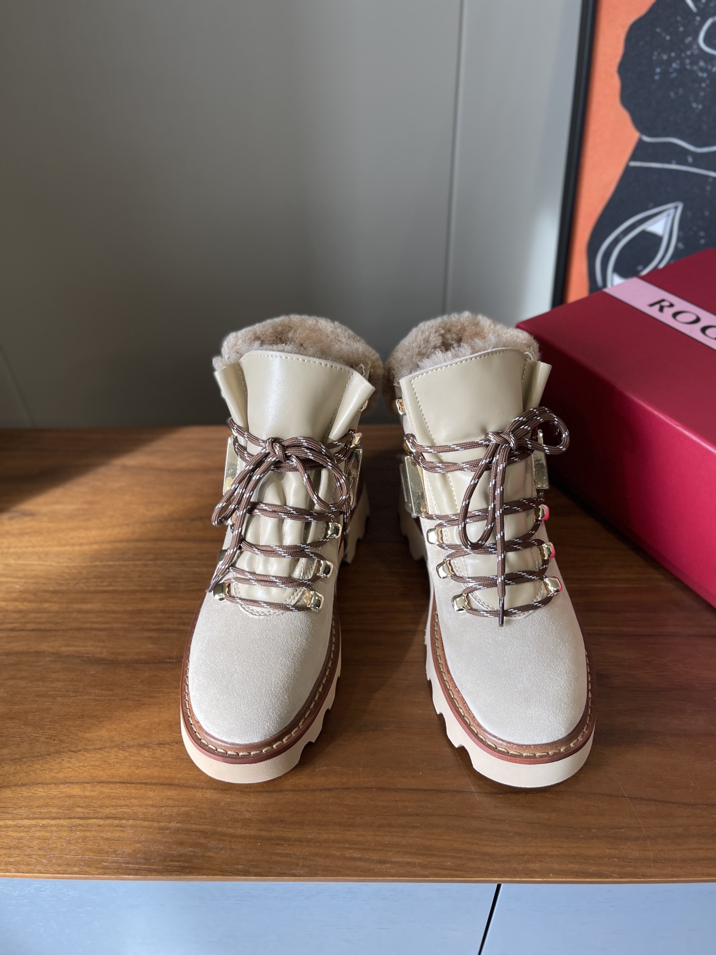 NO:594499,Top quality roger vivor fw25 mew arrival～RV Roger Vivier autumn and winter new wool short boots ViV' Rangers T ruck series｜Personal yet exquisite fur integrated design!  These boots with a full autumn and winter vibe are made of suede leather, with non-slip soles and embellishments with iconic metal buckles, easily adding personality to any look!  Ultra-light foam thick sole ** and longer legs ~ wool lining is warm and comfortable ~ a must-have product in winter!  Upper grade A cowhide + cowhide // fur integrated lining pure sheepskin lining / foot pad original molded ultra-light foam sole + genuine leather welt Heel height 5cm ** and longer legs19860909顶级品质 roger vivier fw25 mew arrival～ RV 罗杰维维亚秋冬新款羊毛短靴 ViV' Rangers T ruck系列｜个性又不失精致 皮毛一体设计！秋冬氛围感拉满靴子以绒面 皮革制成,搭配防滑鞋底 标志性金属饰扣点缀,轻松为任意造型增添个性！超轻发泡厚底 **又显腿长～羊毛内里保暖又舒适～冬天必备良品！ 鞋面A级牛京+牛皮 //皮毛一体 里衬纯真羊皮内里/垫脚 鞋底原版开模超轻发泡+真皮沿条 跟高5cm **又显腿长 Size35-39 (40订做不退换）,雪地靴,roger vivier,boots,cowhide,sheepskin,Women's Shoes