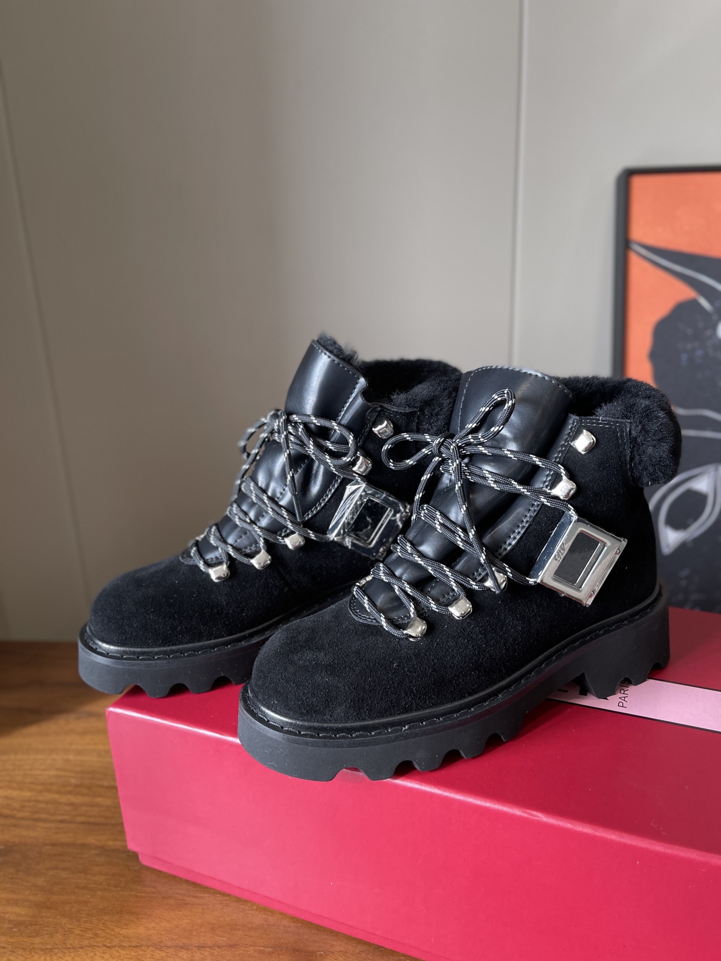 NO:594497,Top quality roger vivor fw25 mew arrival～RV Roger Vivier autumn and winter new wool short boots ViV' Rangers T ruck series｜Personal yet exquisite fur integrated design!  These boots with a full autumn and winter vibe are made of suede leather, with non-slip soles and embellishments with iconic metal buckles, easily adding personality to any look!  Ultra-light foam thick sole adds height and makes your legs look longer. The wool lining is warm and comfortable. A must-have product in winter!  Upper grade A cowhide + cowhide // integrated fur, lined with pure sheepskin lining/foot pads, original molded ultra-light foam sole + genuine leather welt, 5cm heel height, longer legs19860909顶级品质 roger vivier fw25 mew arrival～ RV 罗杰维维亚秋冬新款羊毛短靴 ViV' Rangers T ruck系列｜个性又不失精致 皮毛一体设计！秋冬氛围感拉满靴子以绒面 皮革制成,搭配防滑鞋底 标志性金属饰扣点缀,轻松为任意造型增添个性！超轻发泡厚底 增高又显腿长～羊毛内里保暖又舒适～冬天必备良品！ 鞋面A级牛京+牛皮 //皮毛一体 里衬纯真羊皮内里/垫脚 鞋底原版开模超轻发泡+真皮沿条 跟高5cm 增高又显腿长 Size35-39 (40订做不退换）,雪地靴,roger vivier,boots,cowhide,sheepskin,Women's Shoes