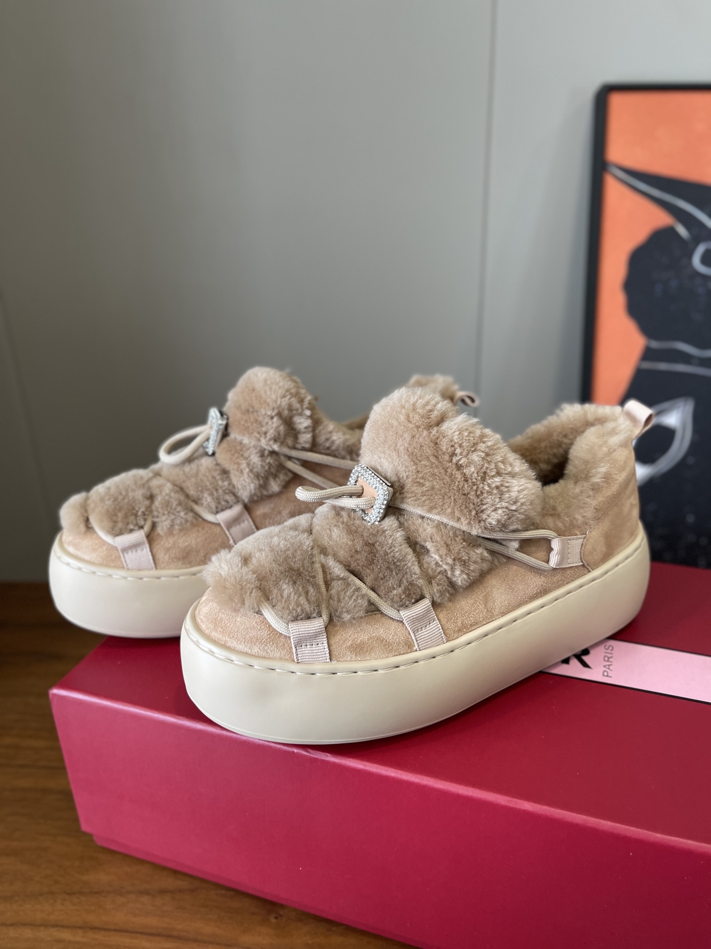 NO:594503,Top quality RV must-have items for autumn and winter | New wool shoes + suede tote bag RV This year's new fur shoes are the god of autumn and winter matching artifacts and they must be it ~ [Exciting control over material details] The upper is made of high-grade oil wax leather and the texture is amazing. The lining and collar are both soft and fufu wool. It feels like stepping on clouds, and it keeps the feet warm enough without being stuffy!  [Design with care] The most eye-catching thing is the small square diamond buckle on the upper, which is very flashy. The rubber foam sole is super light and comfortable on the foot. Size 35/36/37/38/39/40, custom-made, non-returnable, snow boots, boots, totes, chamois leather19860909顶级品质 RV秋冬必备单品 |新款羊毛鞋＋麂皮托特包 RV 今年新款毛毛鞋直接封神秋冬搭配神器非它莫属~【材质细节控狂喜】 鞋面是高级油蜡皮 质感绝了 内里和鞋口都是软 fufu的羊毛上脚就像踩在云朵上保暖度满分还不闷脚！【设计小心机】 最吸睛的就是鞋面小方钻扣blngbling闪到不行 橡胶发泡底 上脚超级轻盈 舒服 size35/36/37/38/39/40订做不退换,雪地靴,boots,totes,chamois leather,Women's Shoes