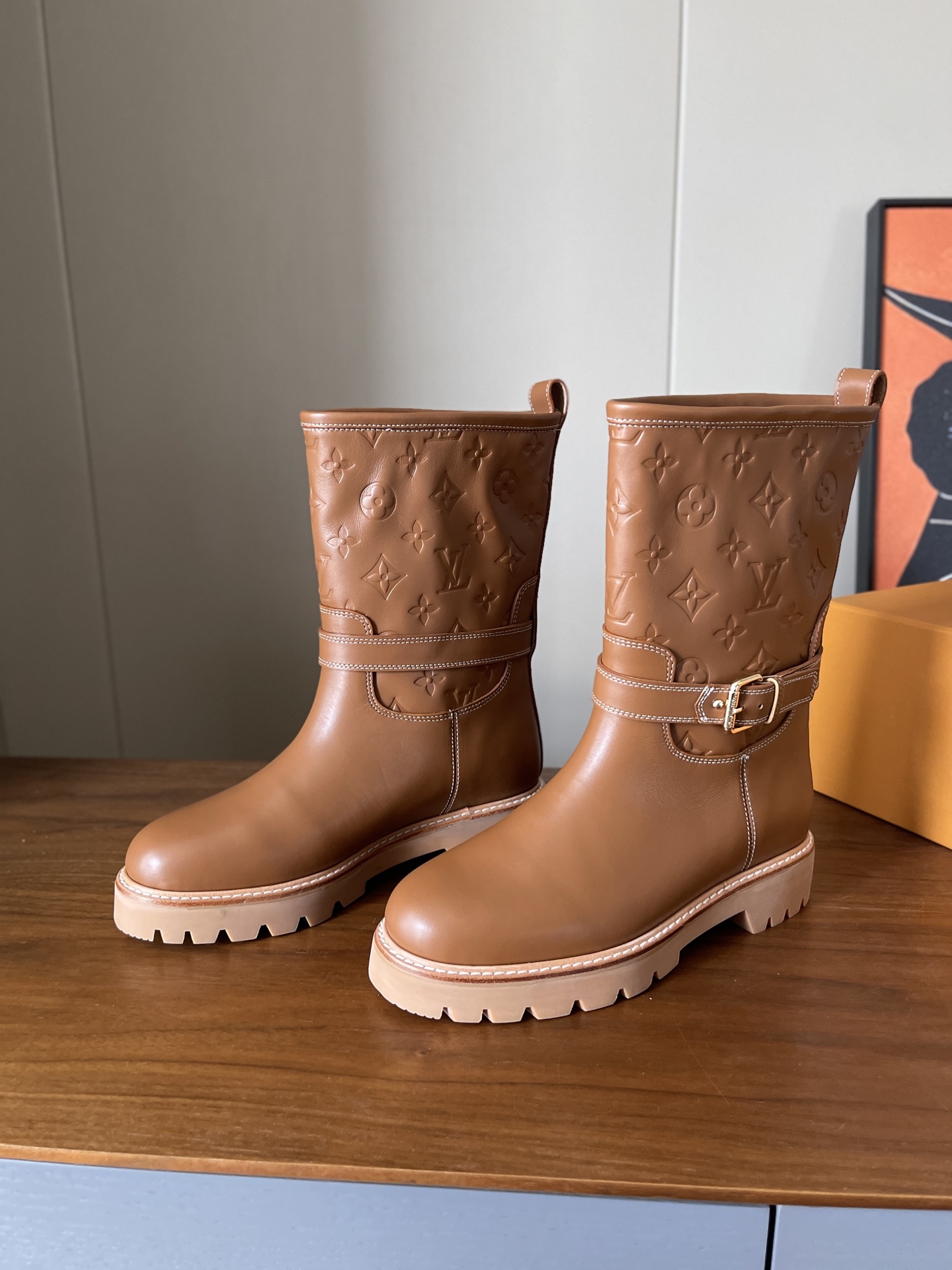 NO:647010,Top quality Louis**Vu** new Lvjia embossed logo short boots // cowhide lining // leather welt combination bottom // size35/36/37/38/39/ (set at 40.41. No return or exchange), boots, louis vuitton, louis vuitton, louis vuitton, boots, cowhide19860909顶级品质 Louis**Vu**新款驴家压花logo短靴//牛皮面里//皮沿条组合底// size35/36/37/38/39/（定40.41.不退换）,靴子,louis vuitton,louis vuitton,louis vuitton,boots,cowhide,Women's Shoes