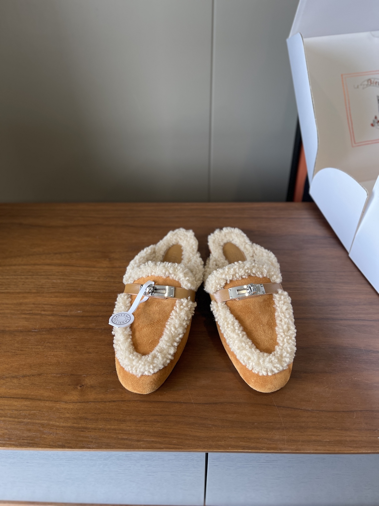 NO:616402,Made in Dongguan, Hermes new Muller half slippers // Suede and calf surface // Genuine leather lining and sole // Full package gift box // size 36/37/38/39/ (Order 40.41.42. No returns or exchanges), half slippers, hermes, chamois leather19860909莞产 Hermes新款穆勒半拖//面麂皮和小牛两种//内里羊羔毛真皮底//全套包装礼盒// size36/37/38/39/（订40.41.42.不退换）,半拖毛毛鞋,hermes,chamois leather,Women's Shoes