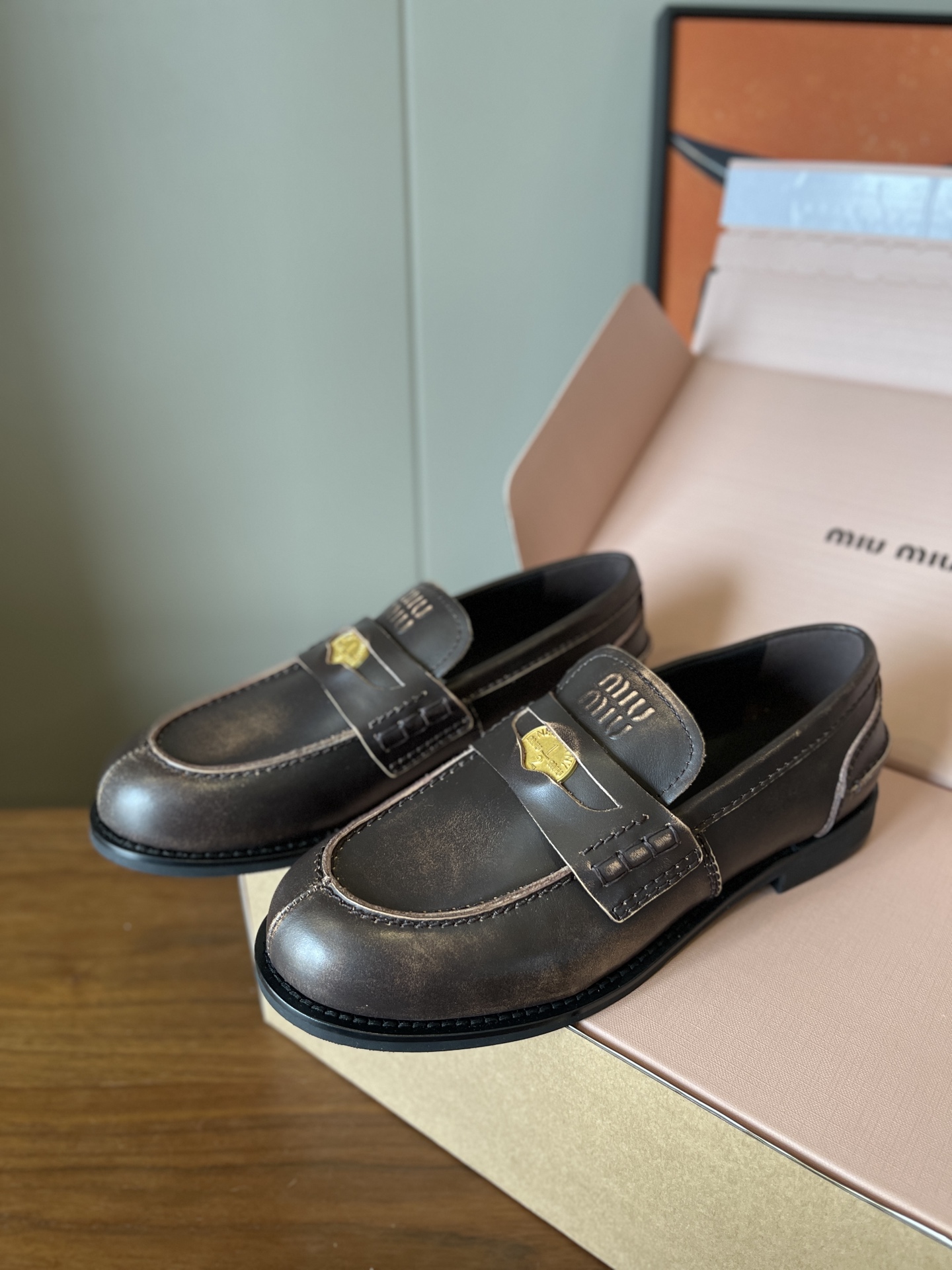 NO:646165,Top-quality miumiu* gold coin loafers produced in Wanguan//grained calfskin surface/original lining cow rubber sole//full set of gift box packaging//size35/36/37/38/39/40 non-returnable, loafers, miumiu, loafers,cowhide19860909莞产顶级 miumiu*金币乐福//擦色小牛皮面/里牛原版橡胶底//全套礼盒包装// size35/36/37/38/39/定40不退换,乐福鞋,miumiu,loafers,cowhide,Women's Shoes