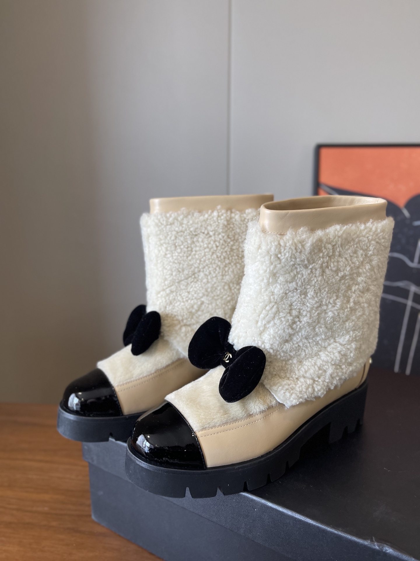 NO:647014,Top quality chanel 25k bow wool short boots, upper calfskin and patent leather // two kinds of wool and lambswool, lining sheepskin // genuine leather welt combination bottom size 35/36/37/38/39/fixed 40 non-refundable, boots, chanel, boots, cowhide, sheepskin19860909顶级品质 chanel 25k蝴蝶结羊毛短靴 鞋面小牛皮拼漆皮//拼羊毛羊羔毛两种 内里羊皮// 真皮沿条组合底 size35/36/37/38/39/定40不退换,靴子,chanel,boots,cowhide,sheepskin,Women's Shoes