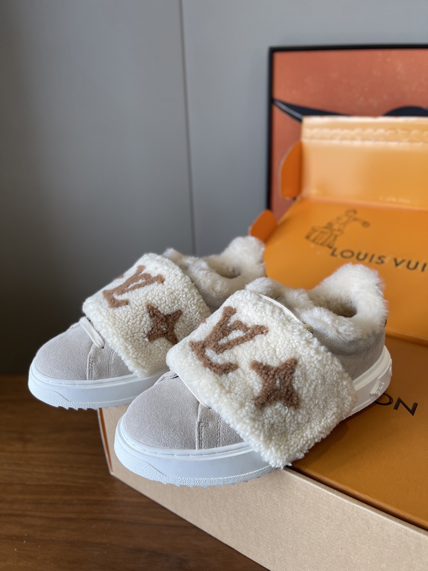 NO:646967,Top quality time out sneakers lv2025 autumn and winter new thick-soled sneakers. Classic suede thick-soled sneakers with lambswool elements. They are really gentle and playful, full of fashion. Original TPU soles size 35-41, fur shoes, louis vuitton, sneakers, chamois leather19860909顶级品质 time out sneakers lv2025秋冬厚底运动鞋新品 经典麂皮面厚底运动鞋搭配羔羊毛元素, 这真是温柔又俏皮,时髦满分 原版tpu鞋底 size35-41,毛毛鞋,louis vuitton,sneakers,chamois leather,Women's Shoes