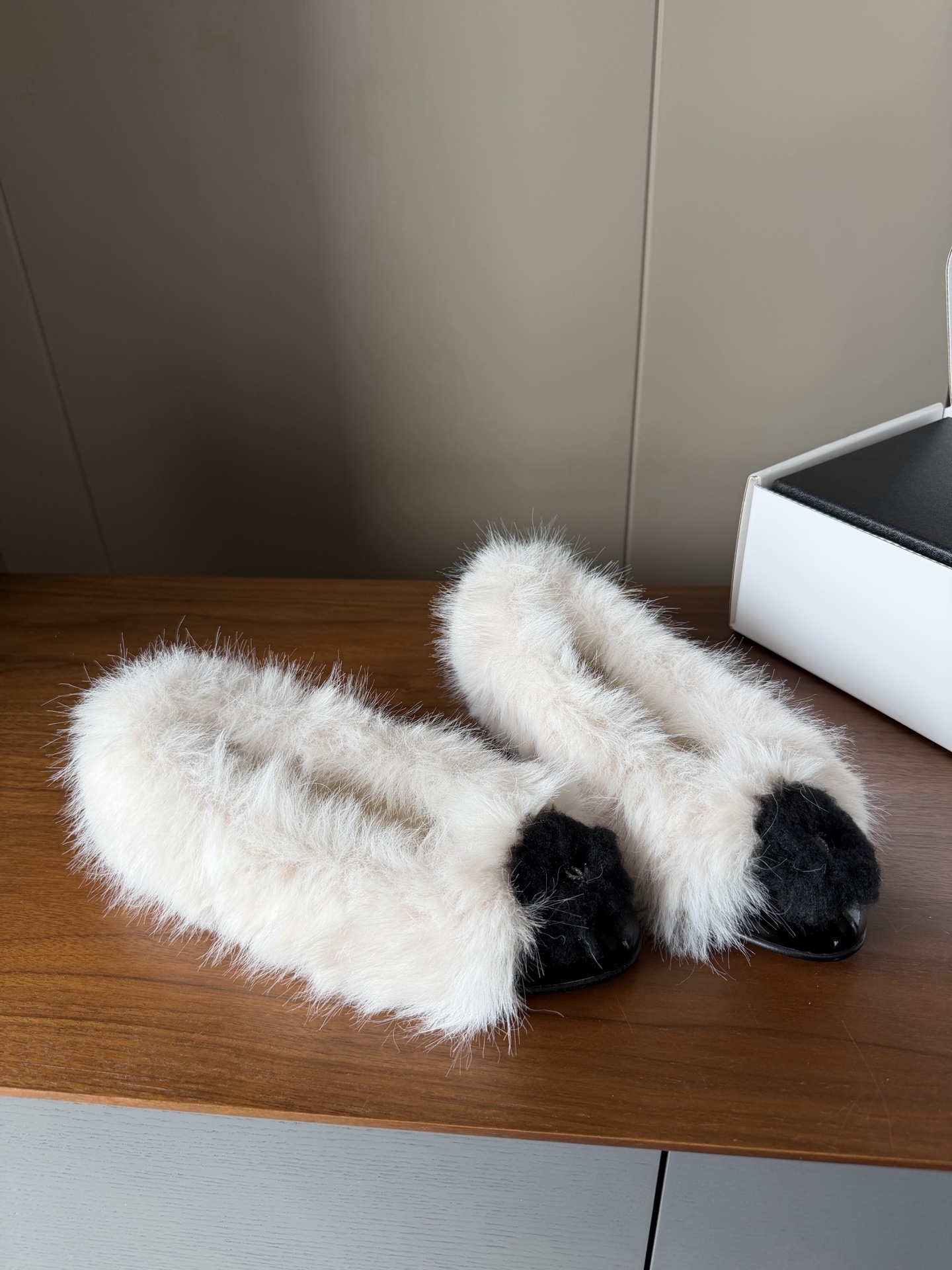 NO:647009,Top quality chanel** new rabbit fur flat ballet shoes // single fleece lining // genuine leather bottom // size 35/36/37/38/39/ (set at 40/41/non-refundable), fur shoes, chanel19860909顶级品质 chanel**新款兔毛平底芭蕾鞋//内里单绒//真皮底// size35/36/37/38/39/（定40/41/不退换）,毛毛鞋,chanel,Women's Shoes