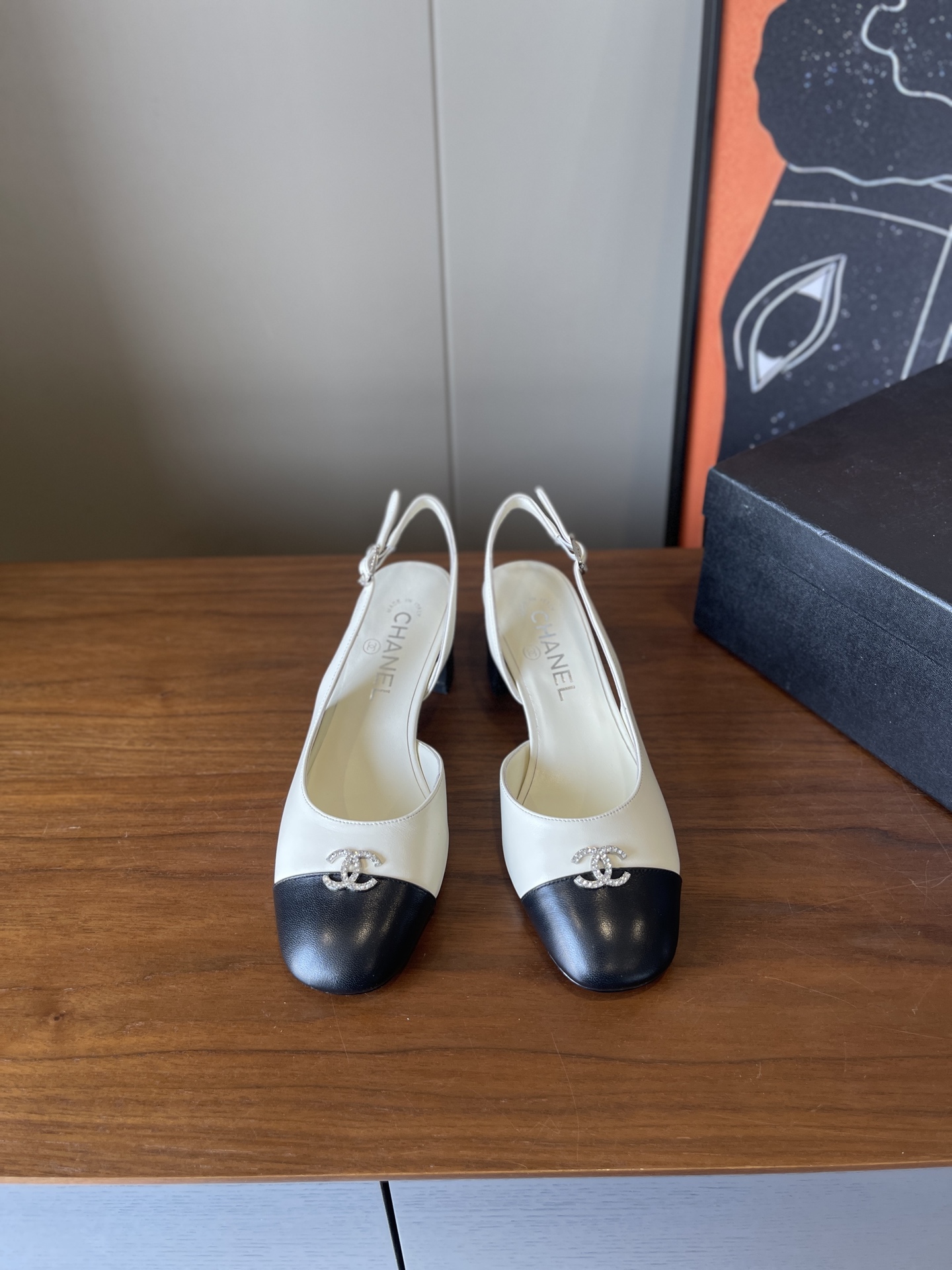 NO:646986,Top quality chanel 25K Mary Jane backflip sandals // Sheepskin surface with sheepskin lining // Genuine leather sole // Heel height is about 5.5CM // Complete gift box set // Size 35/36/37/38/39/ Set 40 non-returnable, high heels sandals, chanel, sandals, mary jane, high heels, sheepskin19860909顶级品质 chanel 25K玛丽珍后空翻凉鞋//羊皮面拼接内里羊皮//真皮底//跟高约5.5CM//礼盒全套// size35/36/37/38/39/定40不退换,高跟鞋凉鞋,chanel,sandals,mary jane,high heels,sheepskin,Women's Shoes