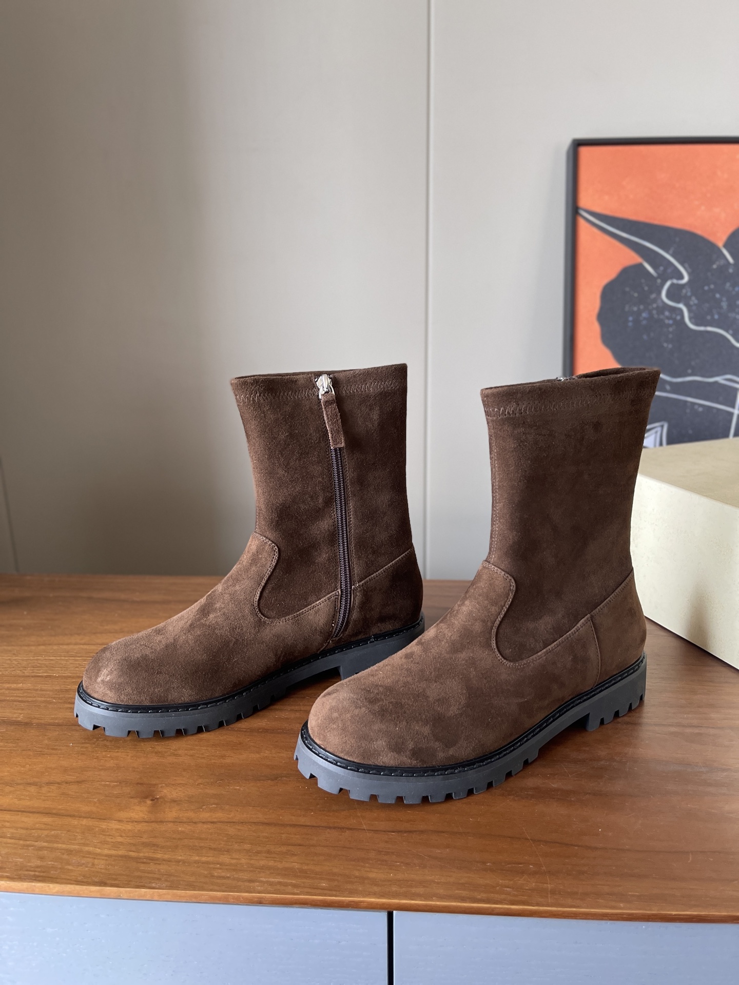 NO:653375,The top version produced in Dongguan the row* suede boots // micro-elastic lycra inside // rubber sole // size 35/36/37/38/39/ 40 non-returnable, boots, boots, chamois leather19860909莞产顶级版本 the row*麂皮面靴//内里微弹力莱卡//橡胶底// size35/36/37/38/39/定40不退换,靴子,boots,chamois leather,Women's Shoes