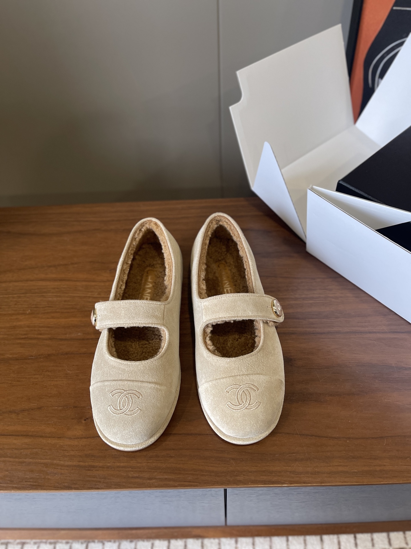 NO:681601,The top version made in Dongguan chanel lamb wool Mary Jane flat // suede surface genuine leather bottom // complete gift box packaging // size 35/36/37/38/39/ 40 non-refundable, fur shoes, chanel, mary jane, chamois leather19860909莞产顶级版本 chanel羊羔毛里玛丽珍平底//麂皮面真皮底//礼盒全套包装// size35/36/37/38/39/定40不退换,毛毛鞋,chanel,mary jane,chamois leather,Women's Shoes
