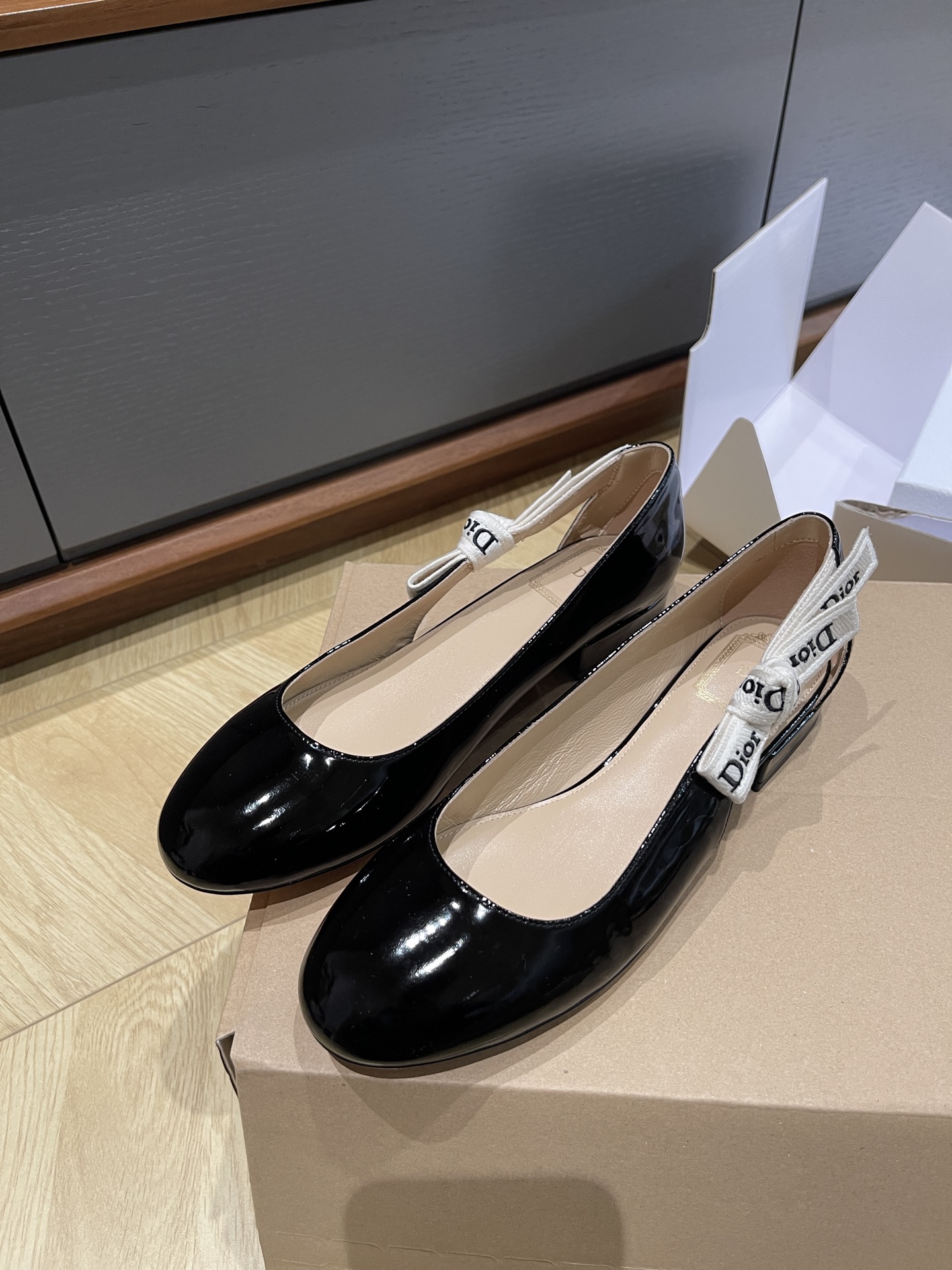 NO:758937,Made in Dongguan, Dio*r26Ss webbed side hollow Mary Jane shoes // patent leather sheepskin lining // genuine leather bottom // full gift box packaging // size 35/36/37/38/39/ 40 non-refundable, single shoes, dior, mary jane, sheepskin19860909莞产 Dio*r26Ss织带侧空玛丽珍单鞋//漆皮面羊皮里//真皮底//礼盒全套包装// size35/36/37/38/39/定40不退换,单鞋,dior,mary jane,sheepskin,Women's Shoes
