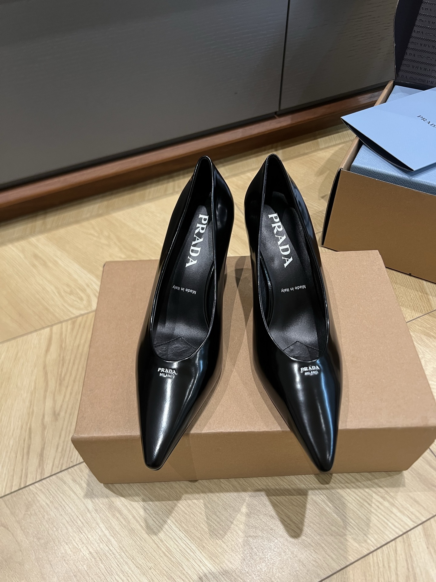 Черные лаковые туфли Prada с острым носом